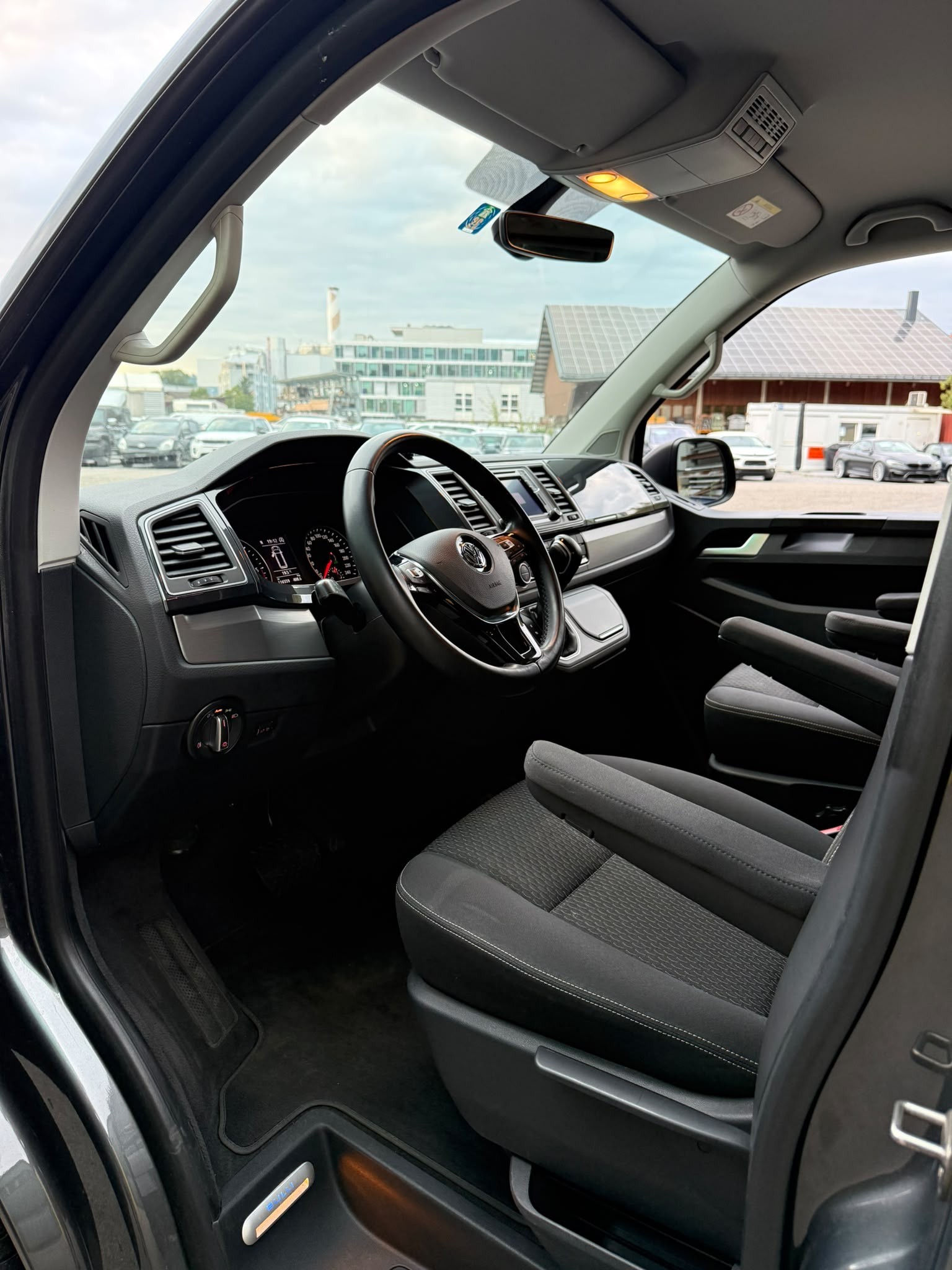 VW T6 Multivan 2.0 TDI Comfort. '70 Jahre Bulli' DSG-image-9