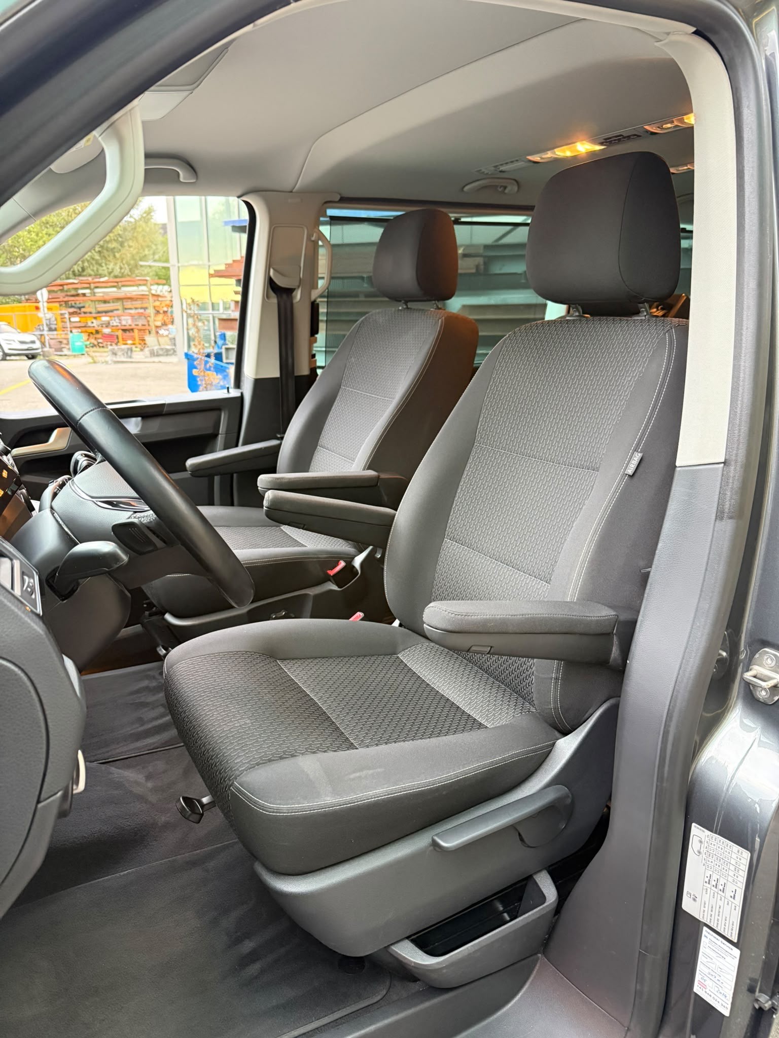 VW T6 Multivan 2.0 TDI Comfort. '70 Jahre Bulli' DSG-image-8