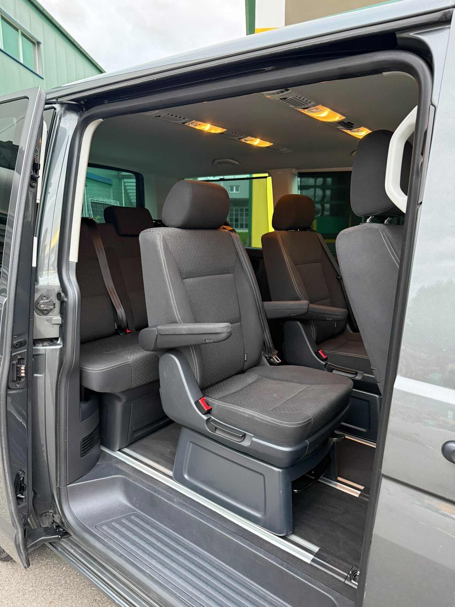 VW T6 Multivan 2.0 TDI Comfort. '70 Jahre Bulli' DSG-image-11
