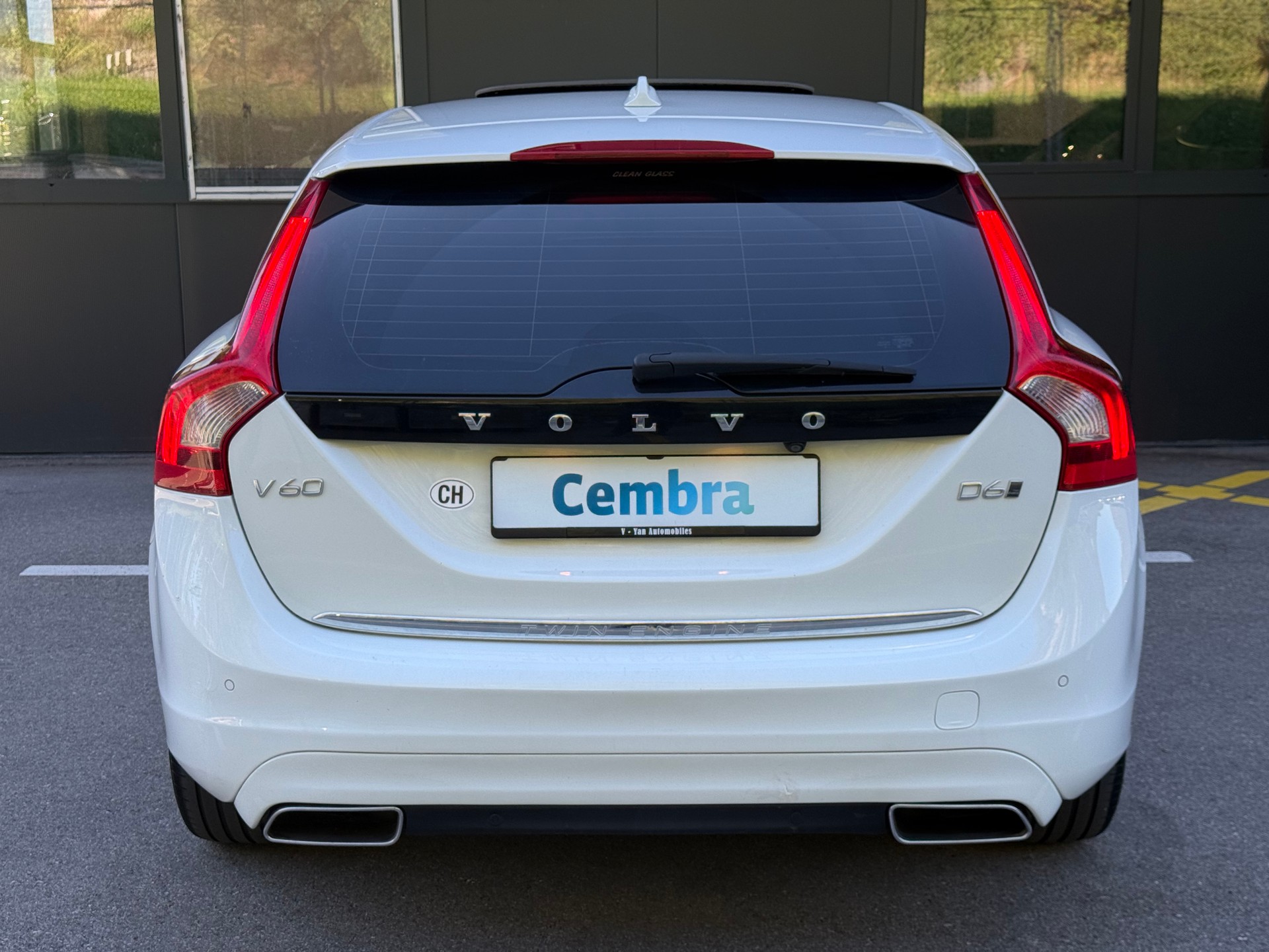 VOLVO V60 D6 AWD Plug-in Hybrid Momentum R-Design-image-5