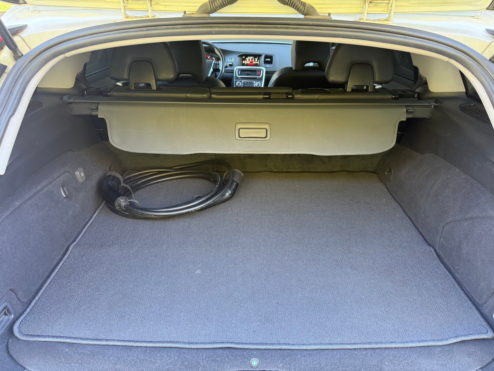 VOLVO V60 D6 AWD Plug-in Hybrid Momentum R-Design-image-18