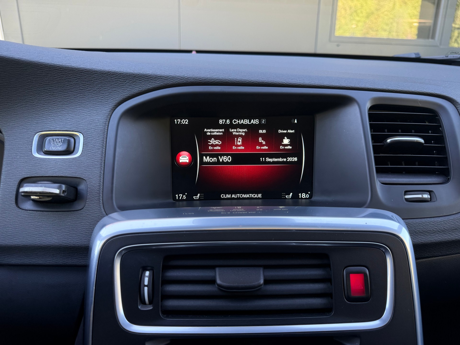 VOLVO V60 D6 AWD Plug-in Hybrid Momentum R-Design-image-7
