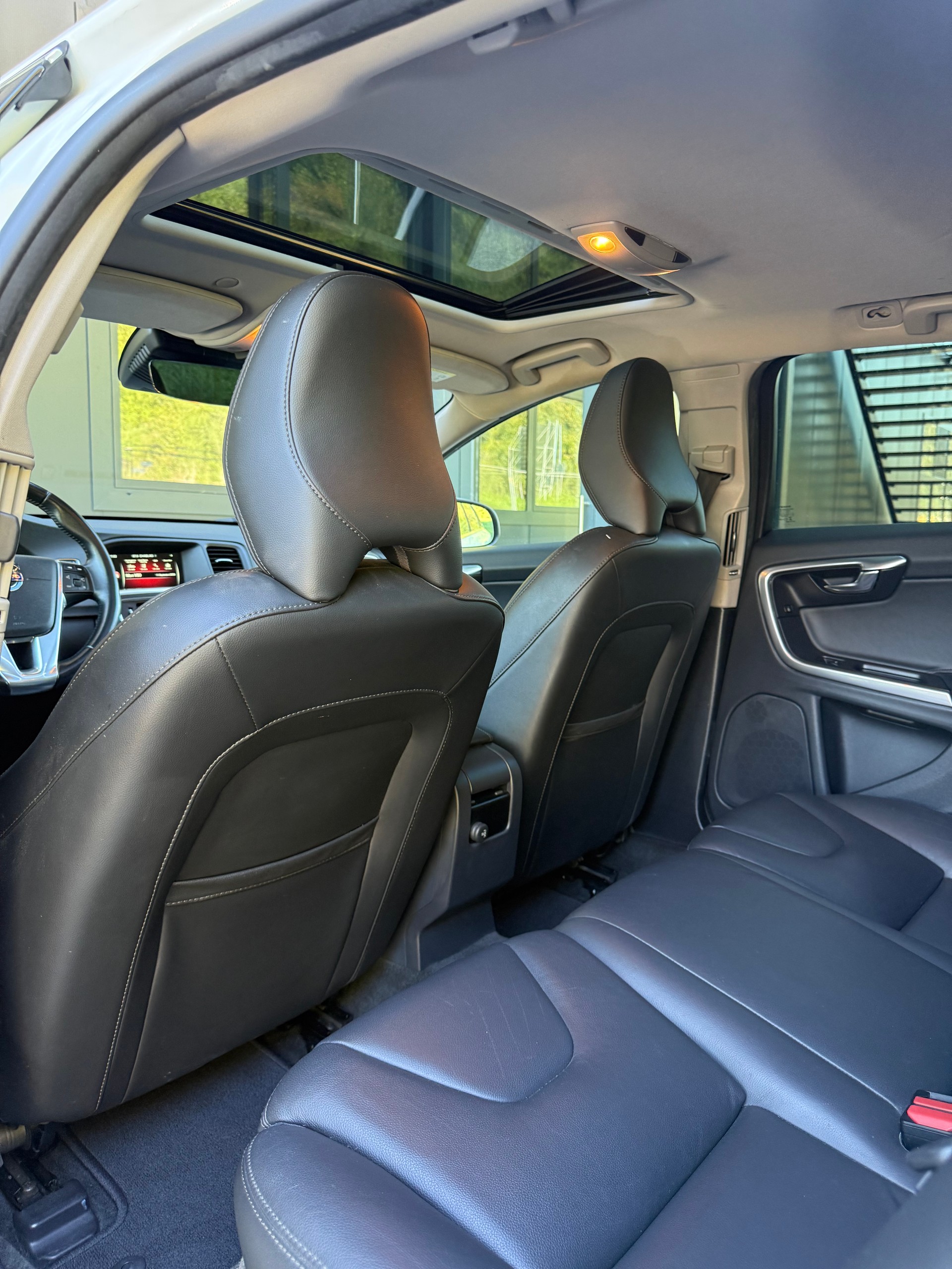 VOLVO V60 D6 AWD Plug-in Hybrid Momentum R-Design-image-19