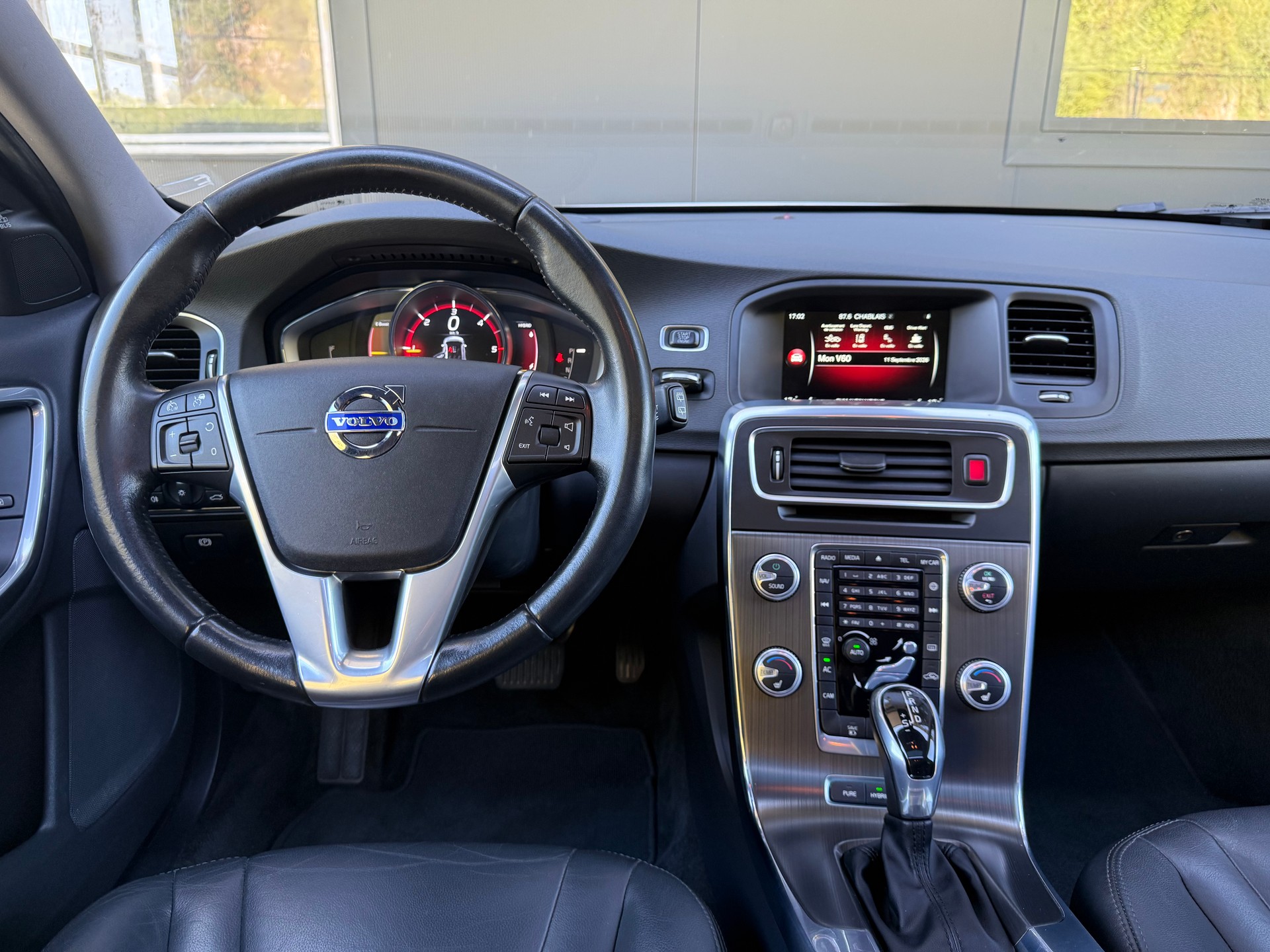 VOLVO V60 D6 AWD Plug-in Hybrid Momentum R-Design-image-10