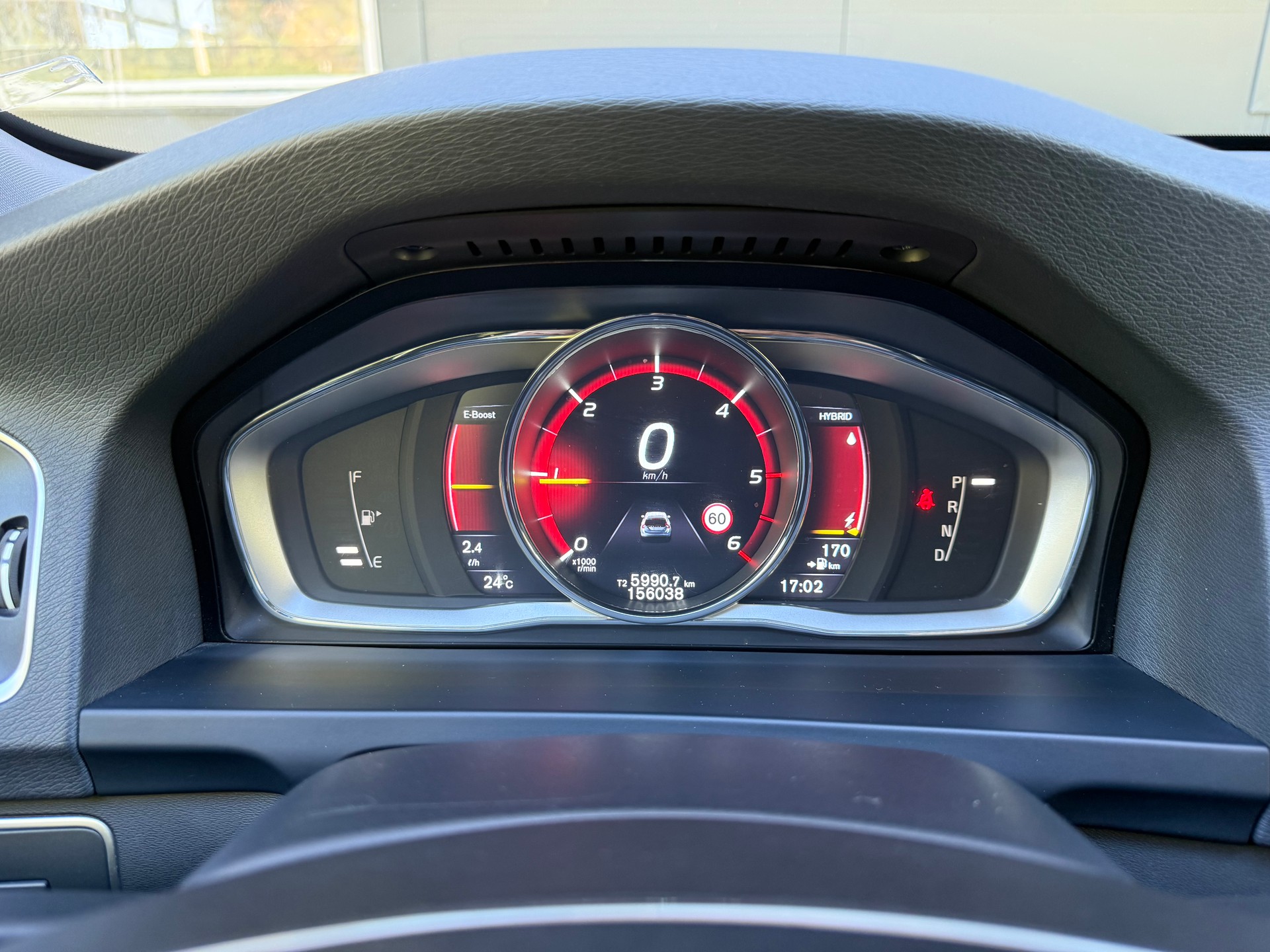VOLVO V60 D6 AWD Plug-in Hybrid Momentum R-Design-image-12