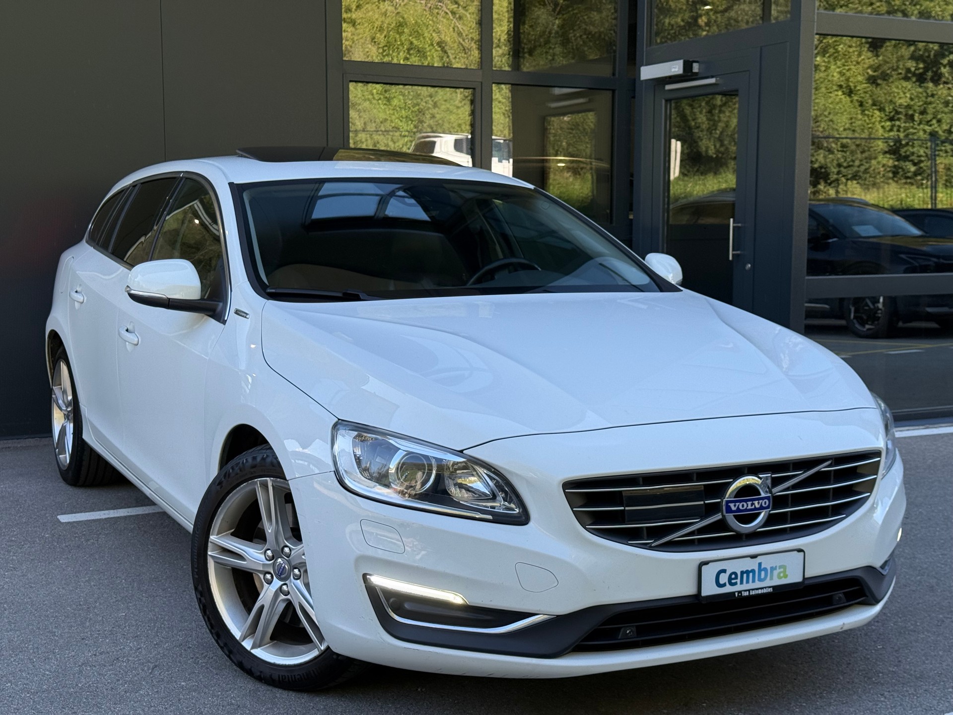 VOLVO V60 D6 AWD Plug-in Hybrid Momentum R-Design