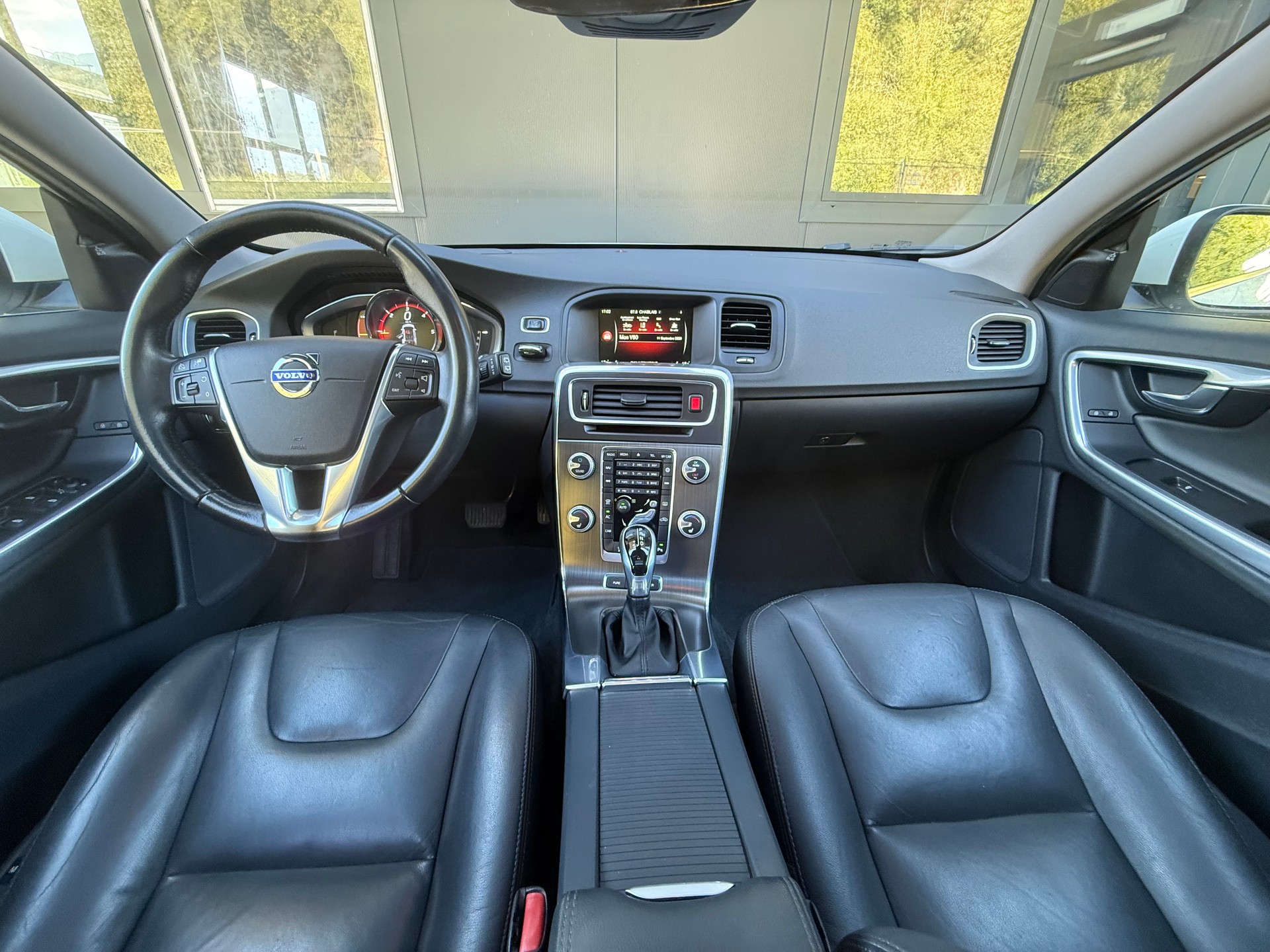 VOLVO V60 D6 AWD Plug-in Hybrid Momentum R-Design-image-9