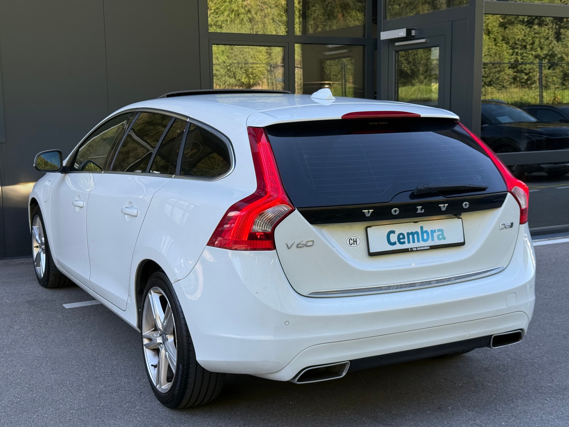 VOLVO V60 D6 AWD Plug-in Hybrid Momentum R-Design-showroom-element-3