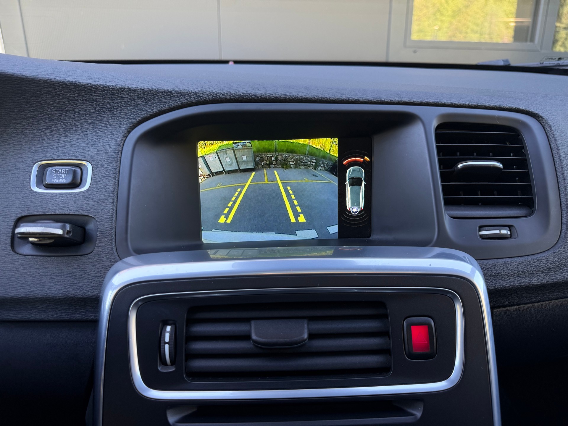 VOLVO V60 D6 AWD Plug-in Hybrid Momentum R-Design-image-8