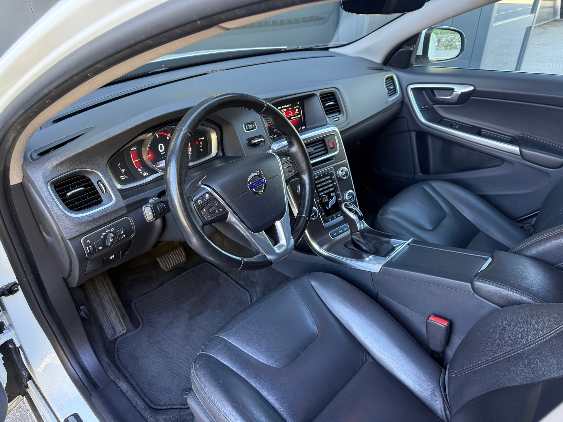 VOLVO V60 D6 AWD Plug-in Hybrid Momentum R-Design-image-6