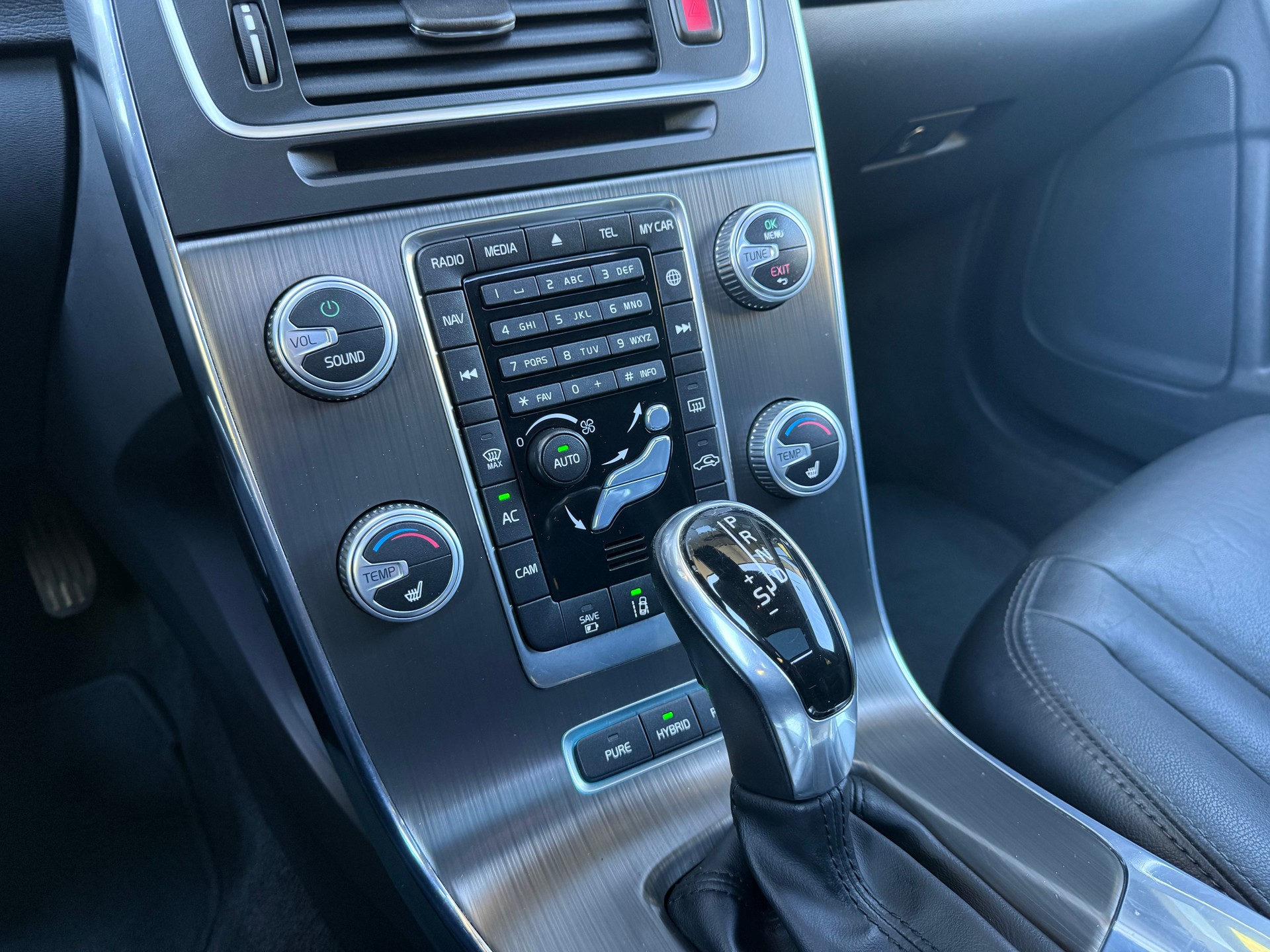VOLVO V60 D6 AWD Plug-in Hybrid Momentum R-Design-image-11