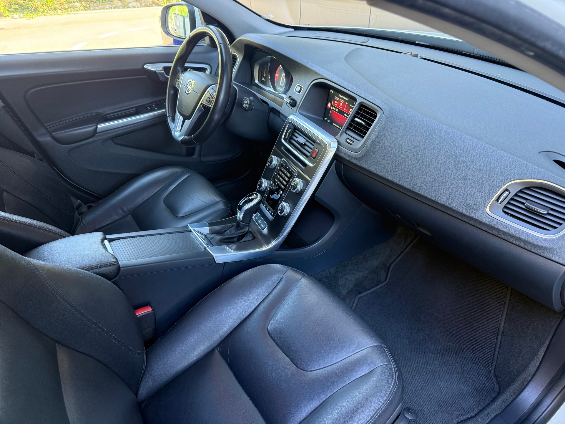 VOLVO V60 D6 AWD Plug-in Hybrid Momentum R-Design-image-16
