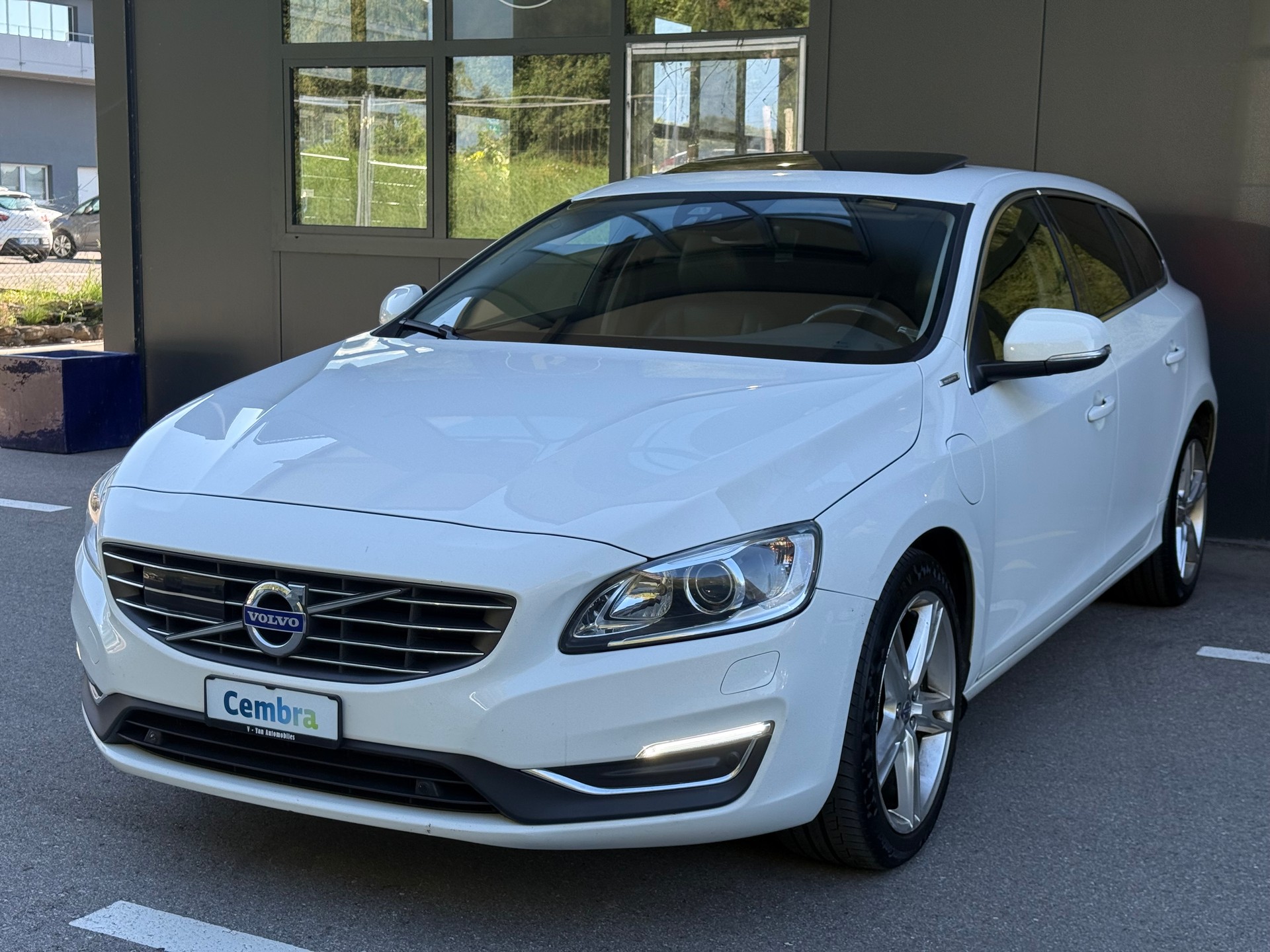 VOLVO V60 D6 AWD Plug-in Hybrid Momentum R-Design-showroom-element-1