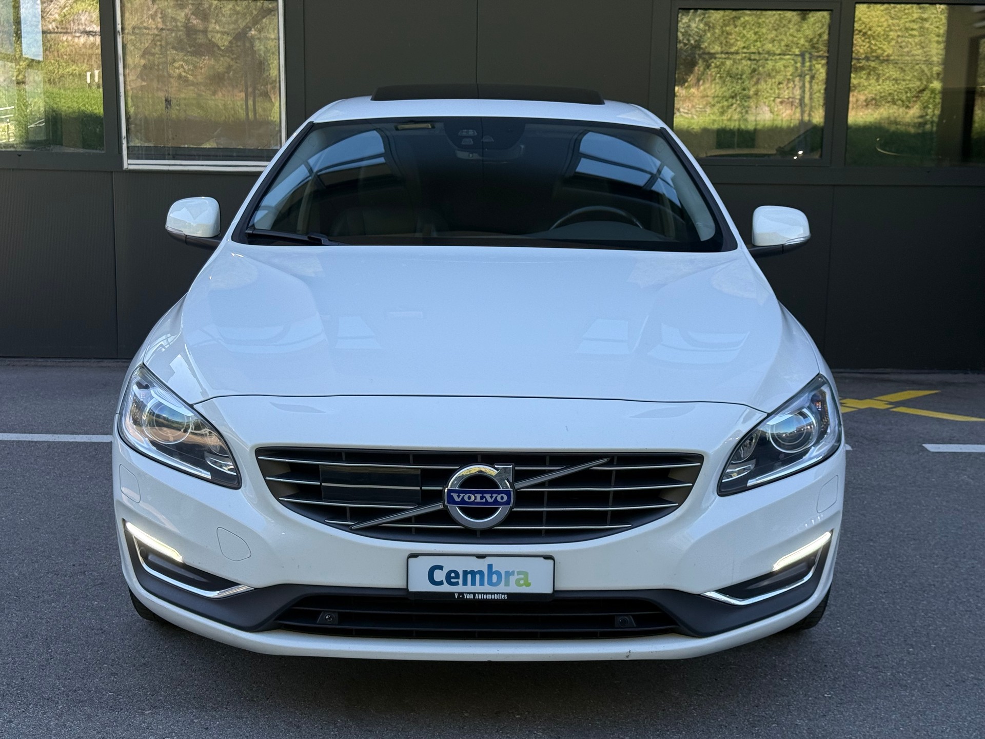 VOLVO V60 D6 AWD Plug-in Hybrid Momentum R-Design-showroom-element-2