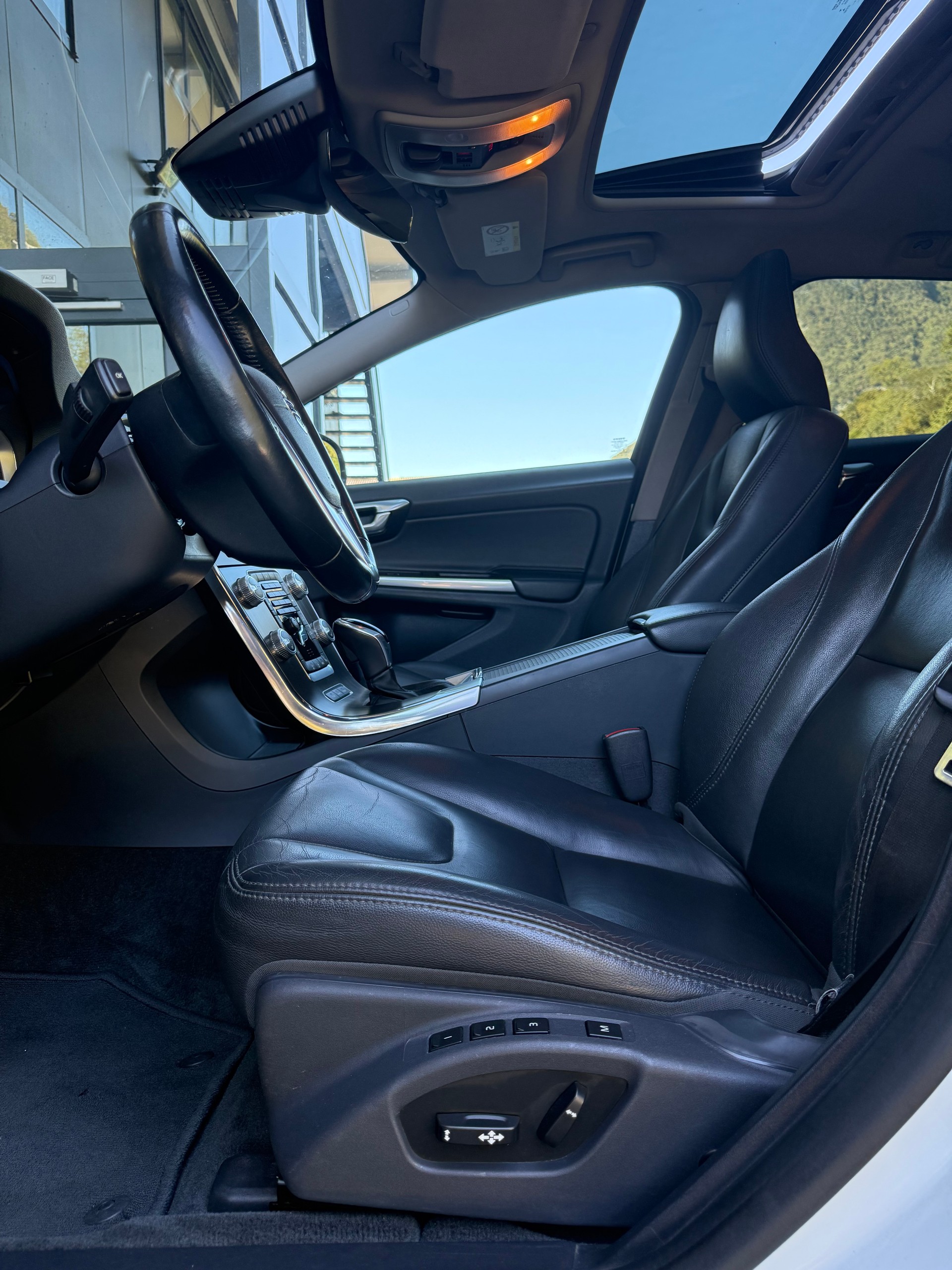 VOLVO V60 D6 AWD Plug-in Hybrid Momentum R-Design-image-14