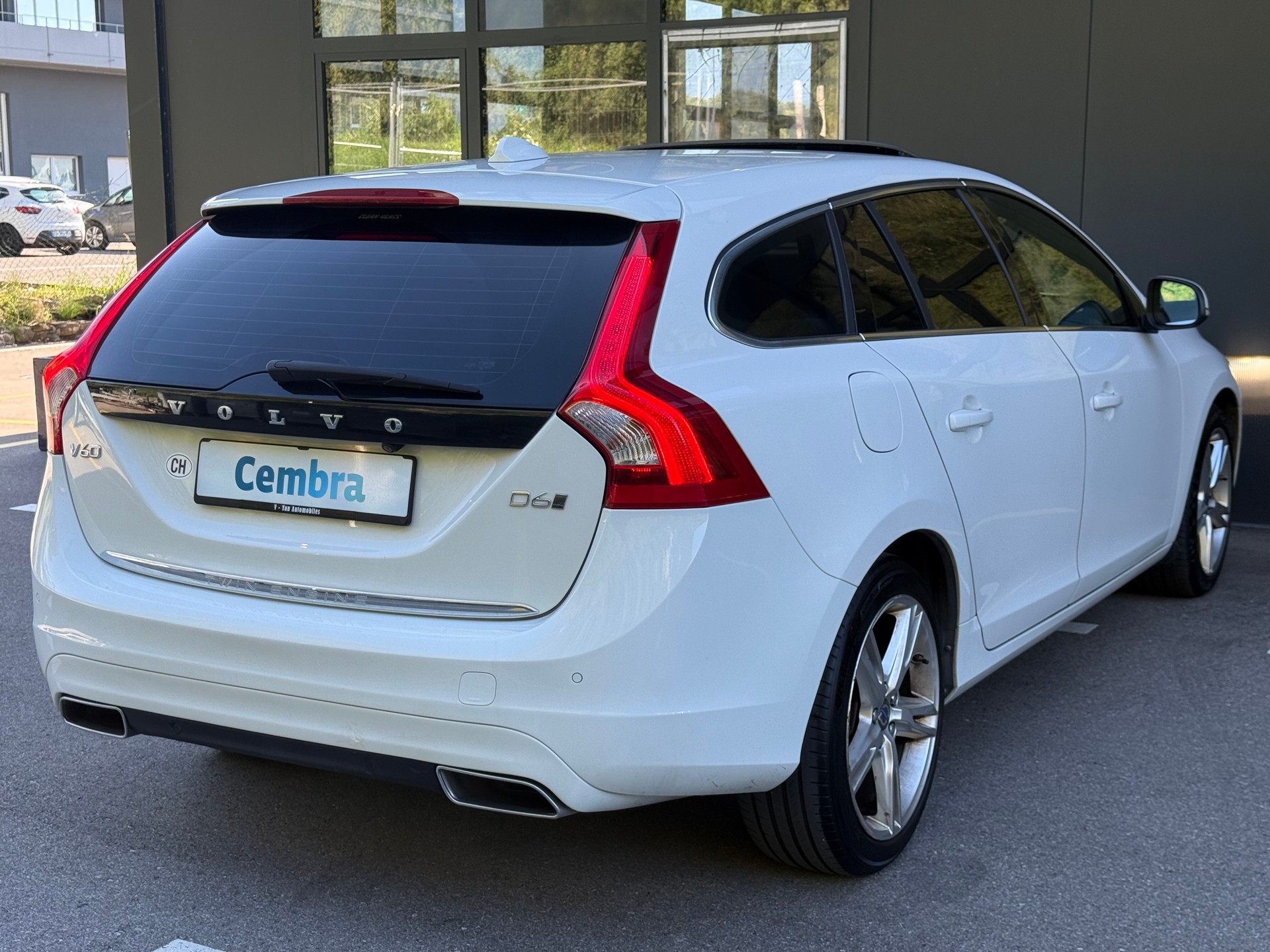 VOLVO V60 D6 AWD Plug-in Hybrid Momentum R-Design-image-4