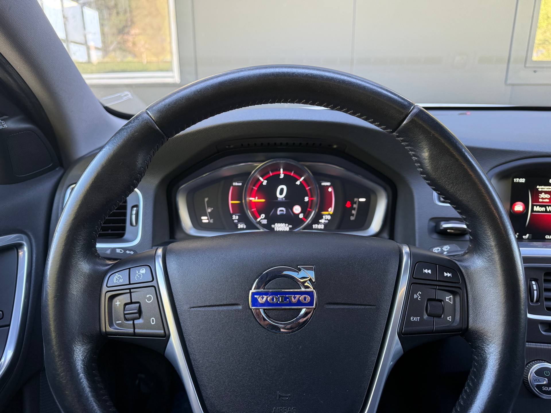 VOLVO V60 D6 AWD Plug-in Hybrid Momentum R-Design-image-13
