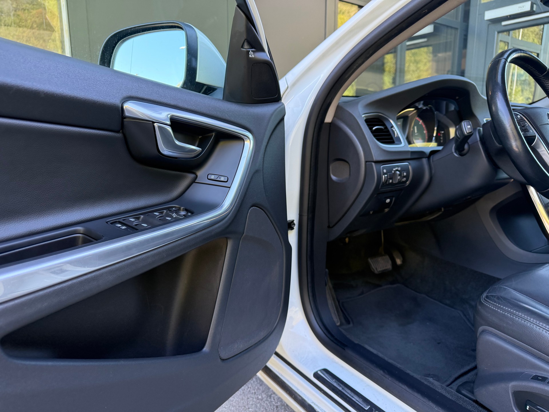 VOLVO V60 D6 AWD Plug-in Hybrid Momentum R-Design-image-15