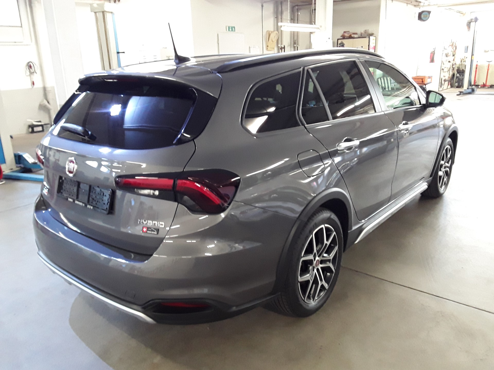 FIAT Tipo 1.5 Hybrid Station Wagon Swiss Edition-image-2