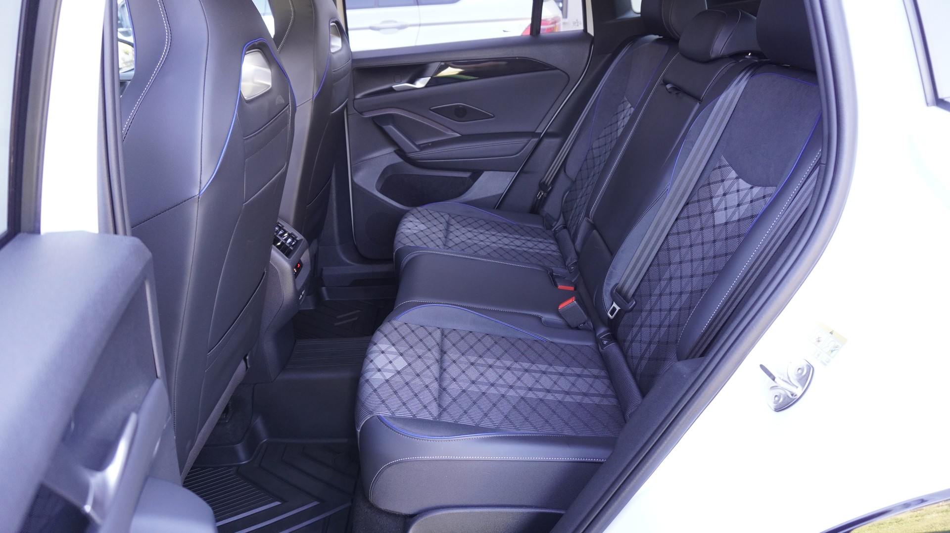 VW Tiguan 2.0 TSI DSG R-Line 4Motion-image-4