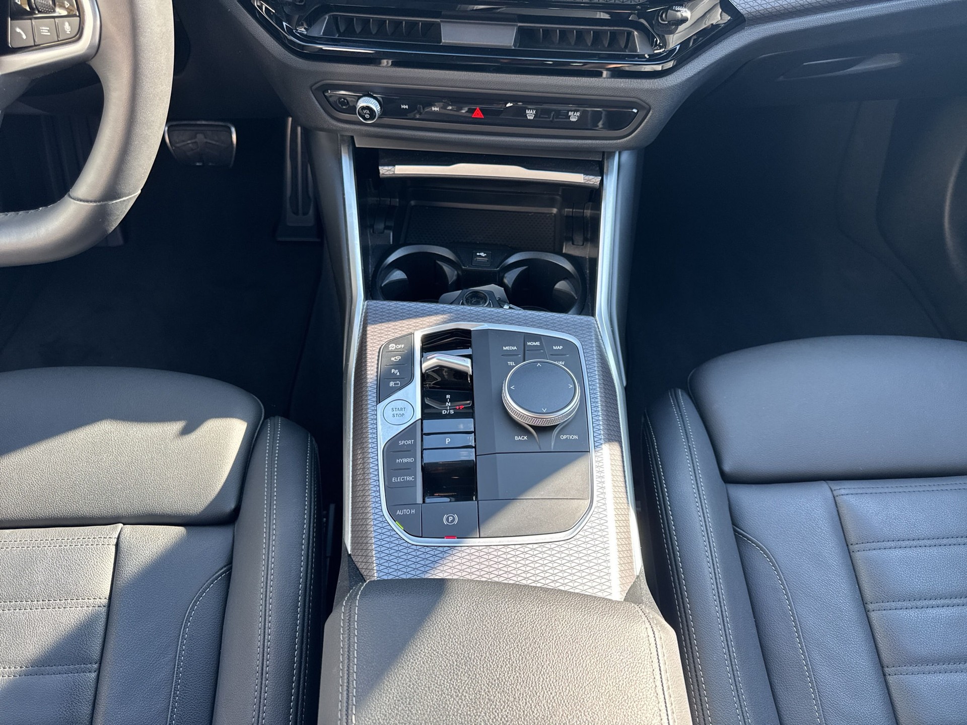 BMW 330e x DriveTouring Steptronic M Sport-image-12