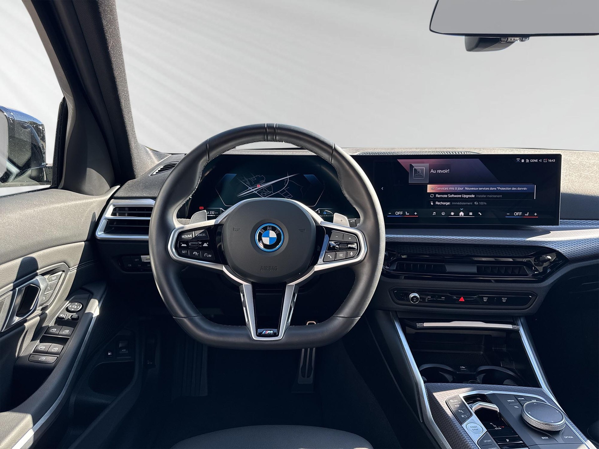 BMW 330e x DriveTouring Steptronic M Sport-image-4