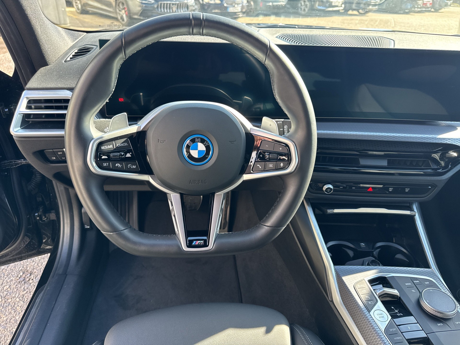 BMW 330e x DriveTouring Steptronic M Sport-image-11