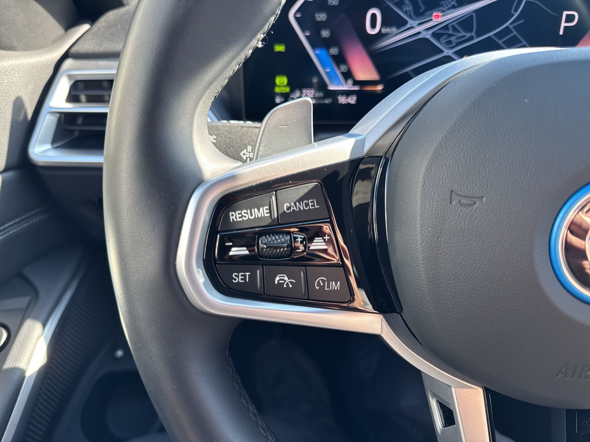 BMW 330e x DriveTouring Steptronic M Sport-image-14