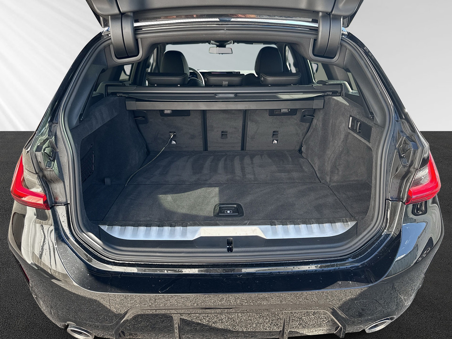 BMW 330e x DriveTouring Steptronic M Sport-image-7