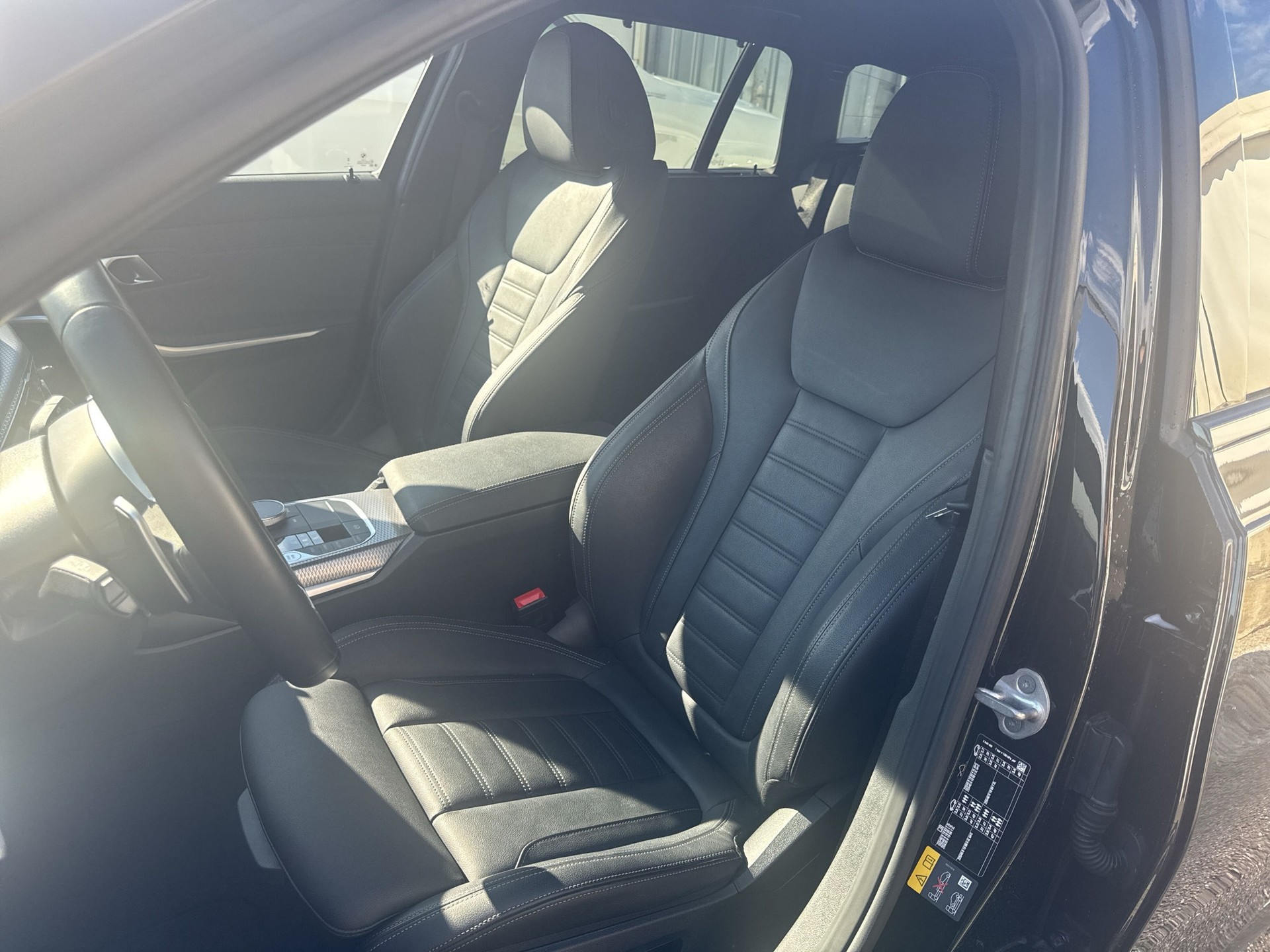 BMW 330e x DriveTouring Steptronic M Sport-image-9