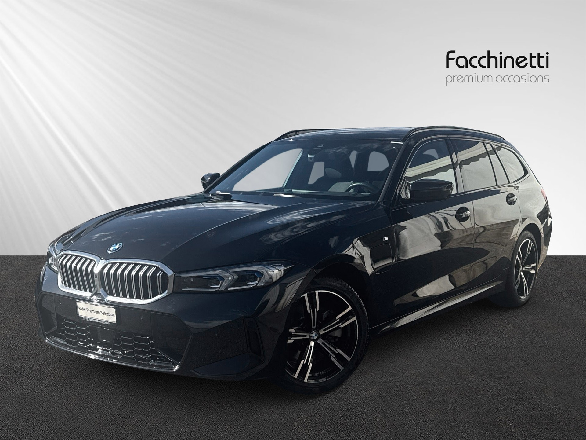 BMW 330e x DriveTouring Steptronic M Sport-image-0