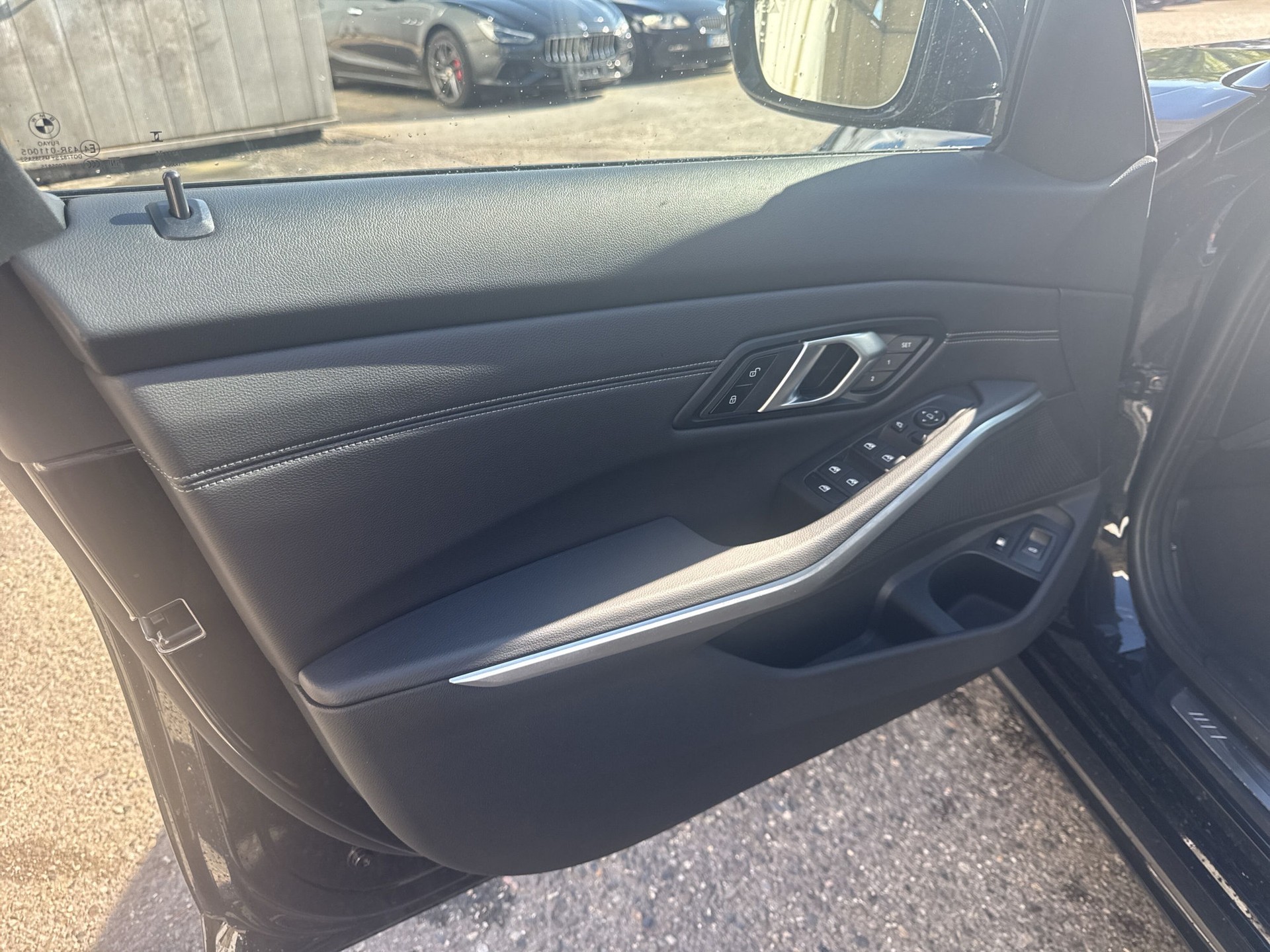 BMW 330e x DriveTouring Steptronic M Sport-image-16