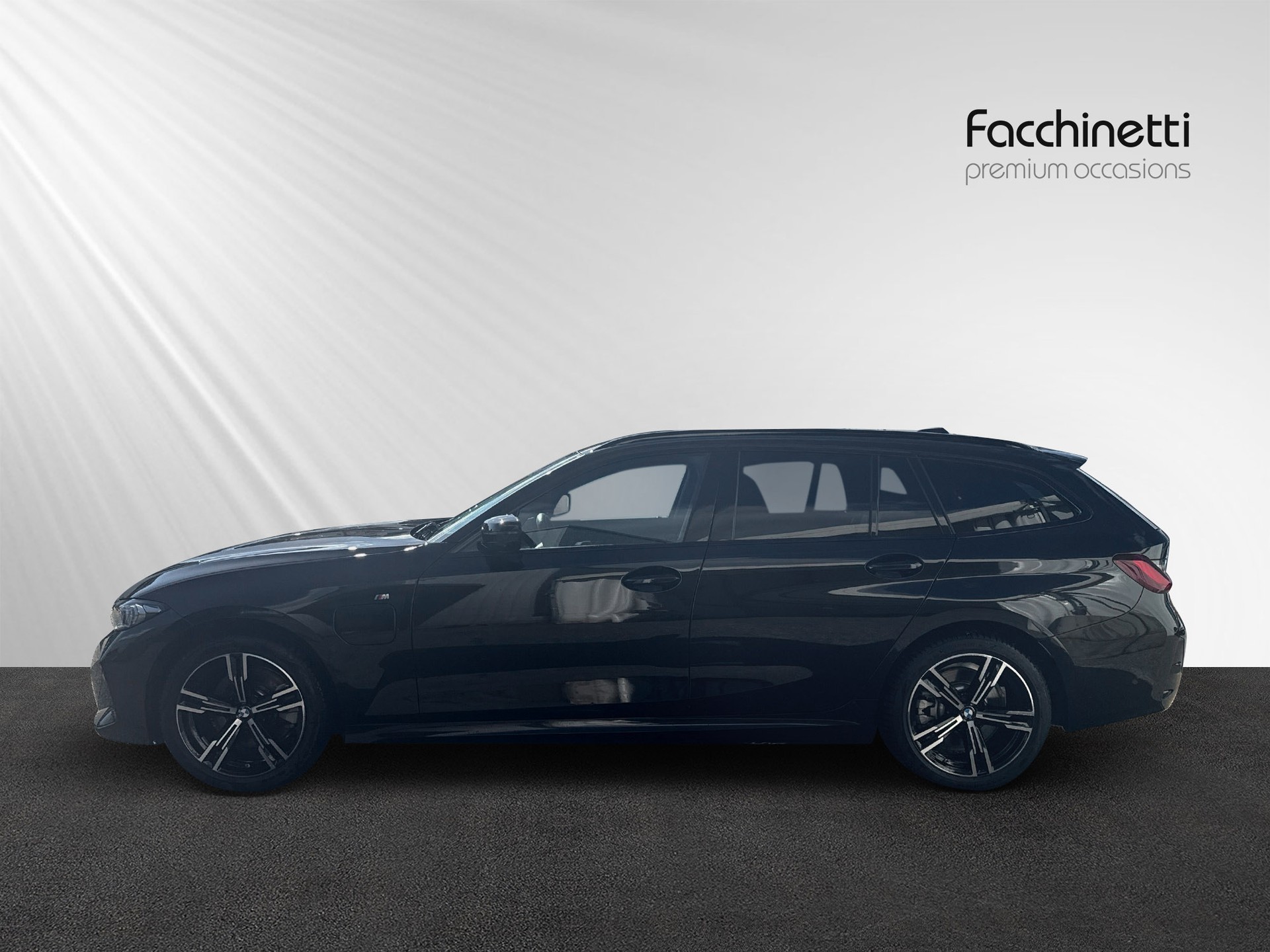 BMW 330e x DriveTouring Steptronic M Sport-image-1