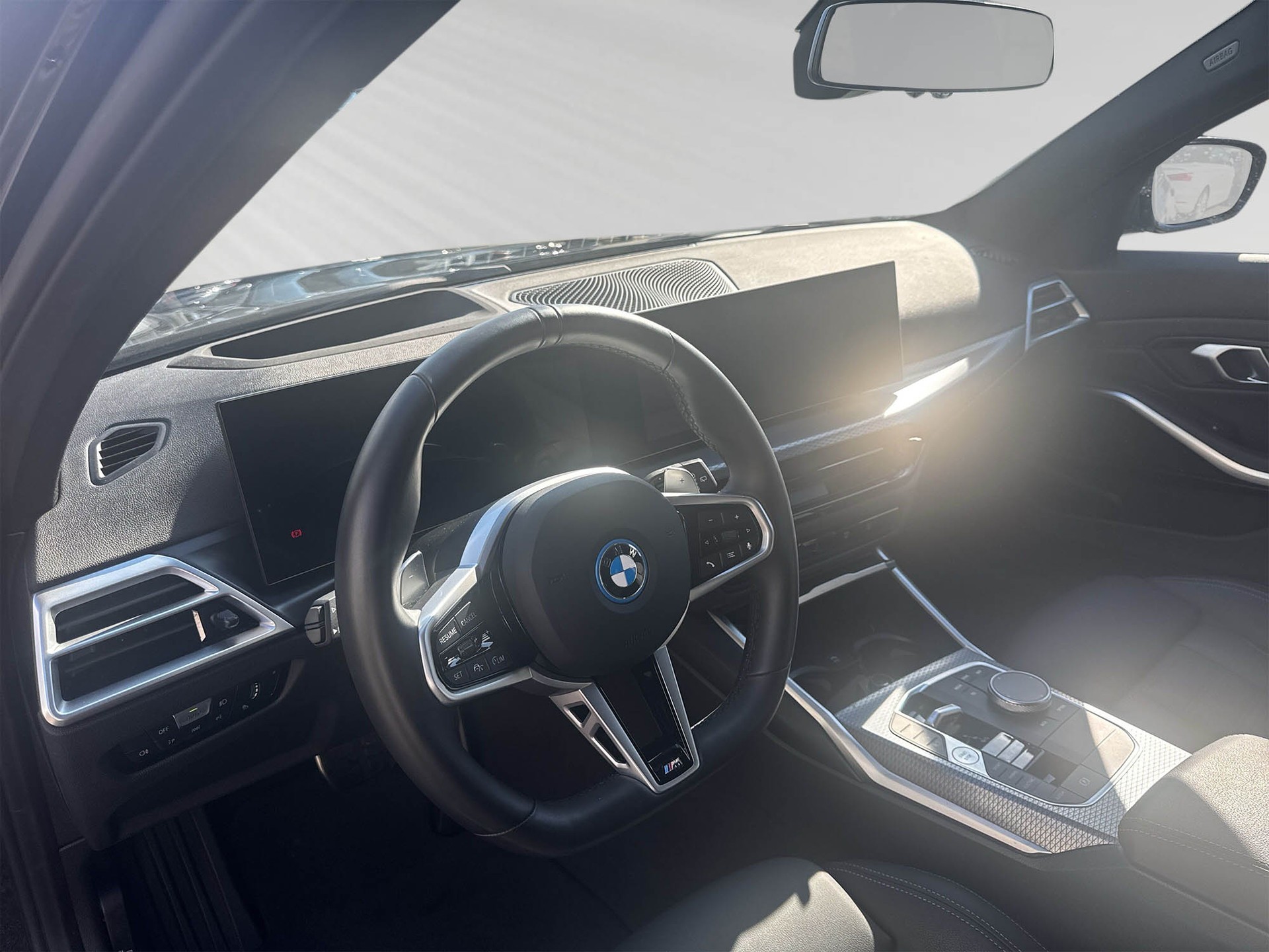 BMW 330e x DriveTouring Steptronic M Sport-image-3