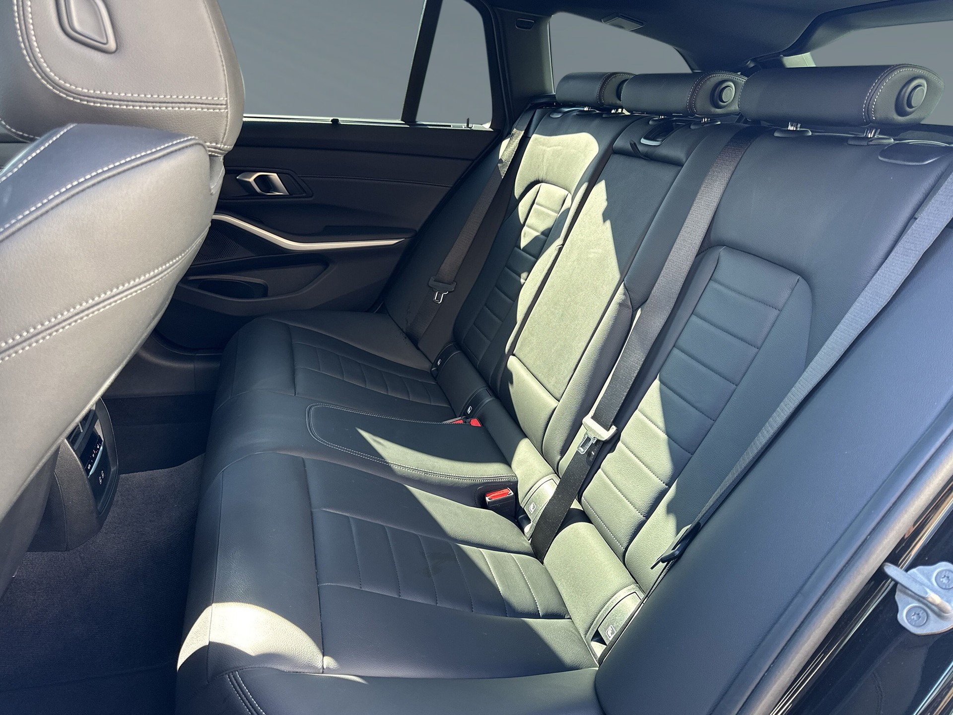 BMW 330e x DriveTouring Steptronic M Sport-image-6