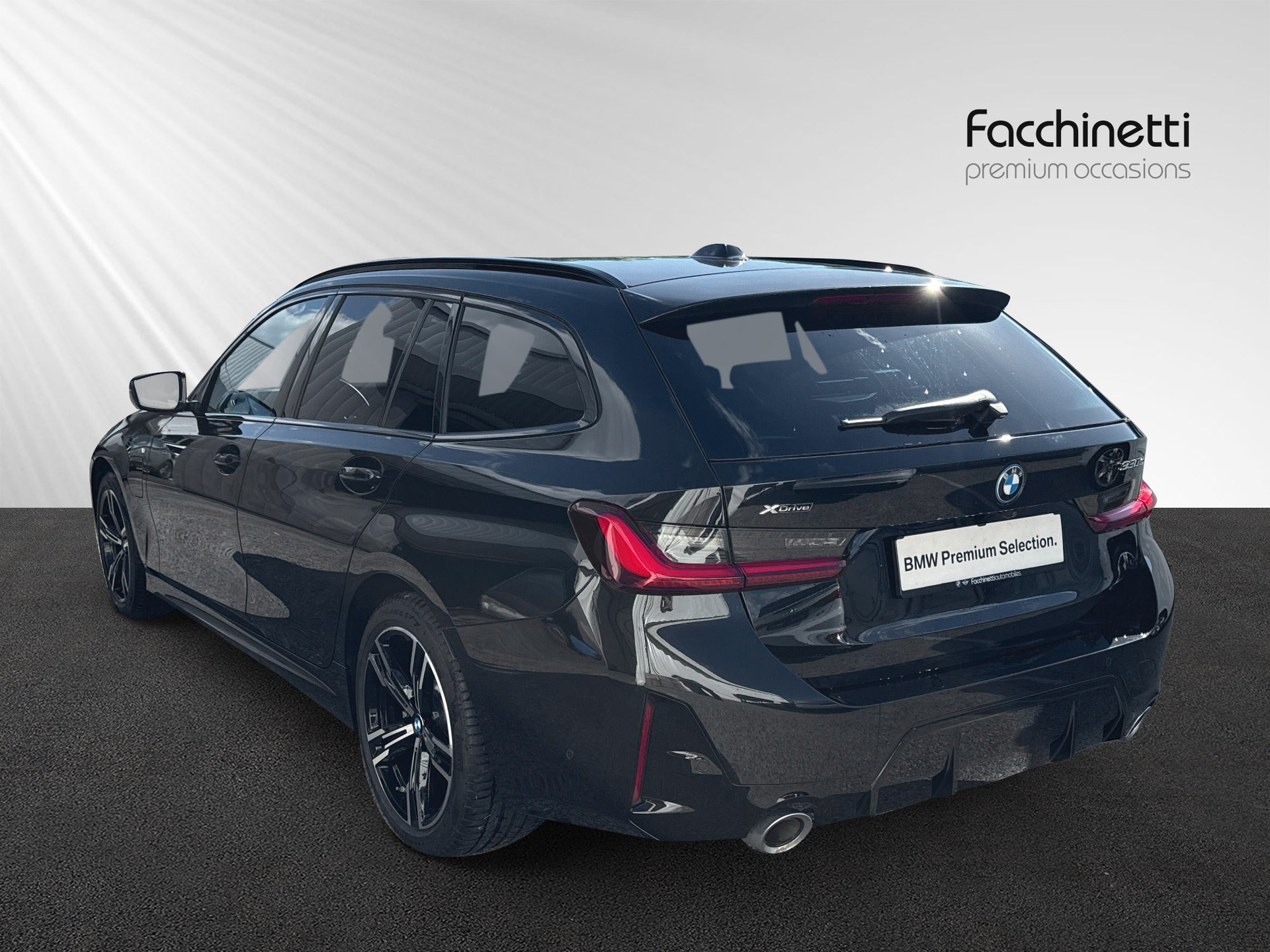 BMW 330e x DriveTouring Steptronic M Sport-image-2