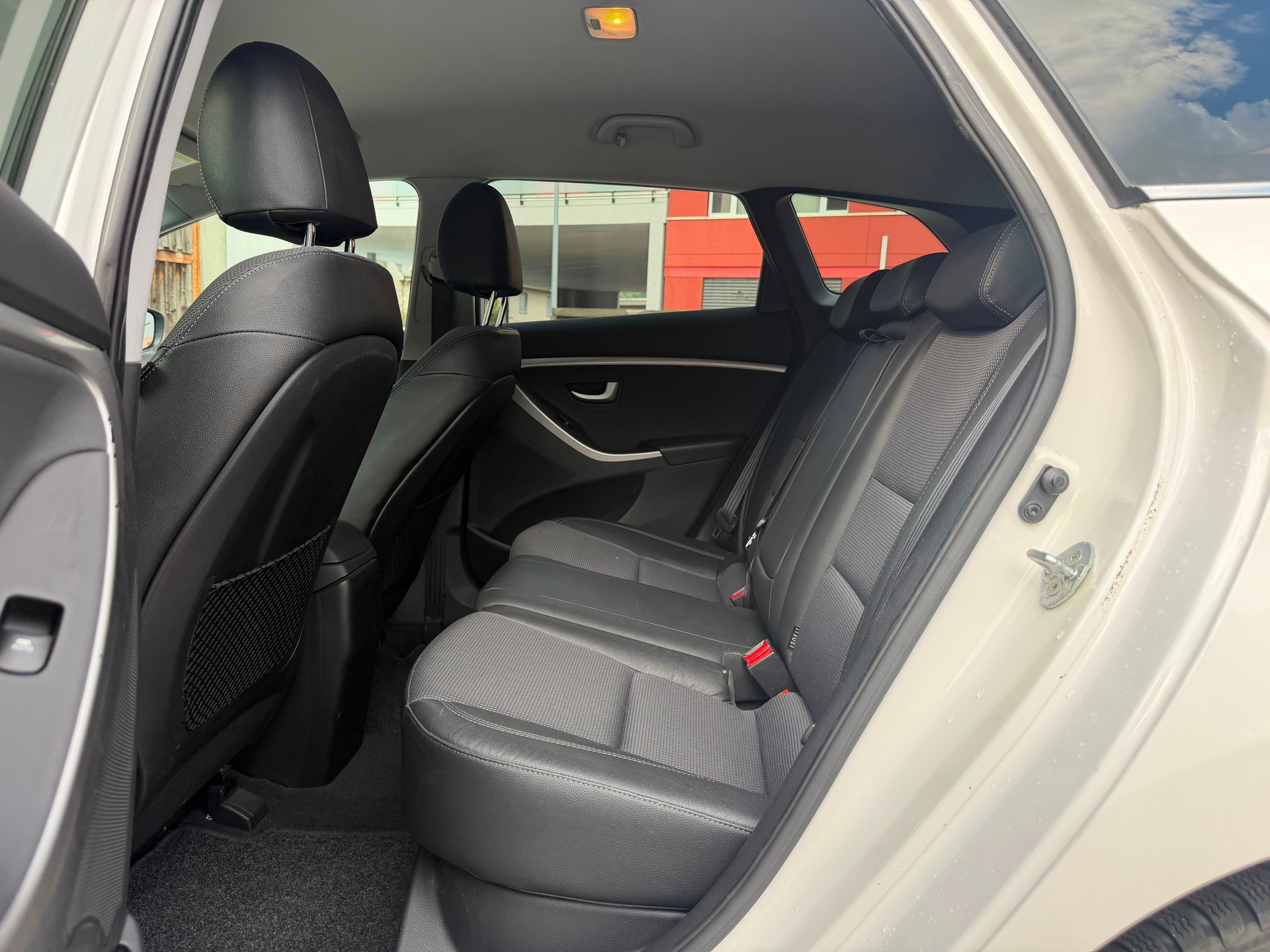 HYUNDAI i30 Wagon 1.6 CRDi Premium-image-6