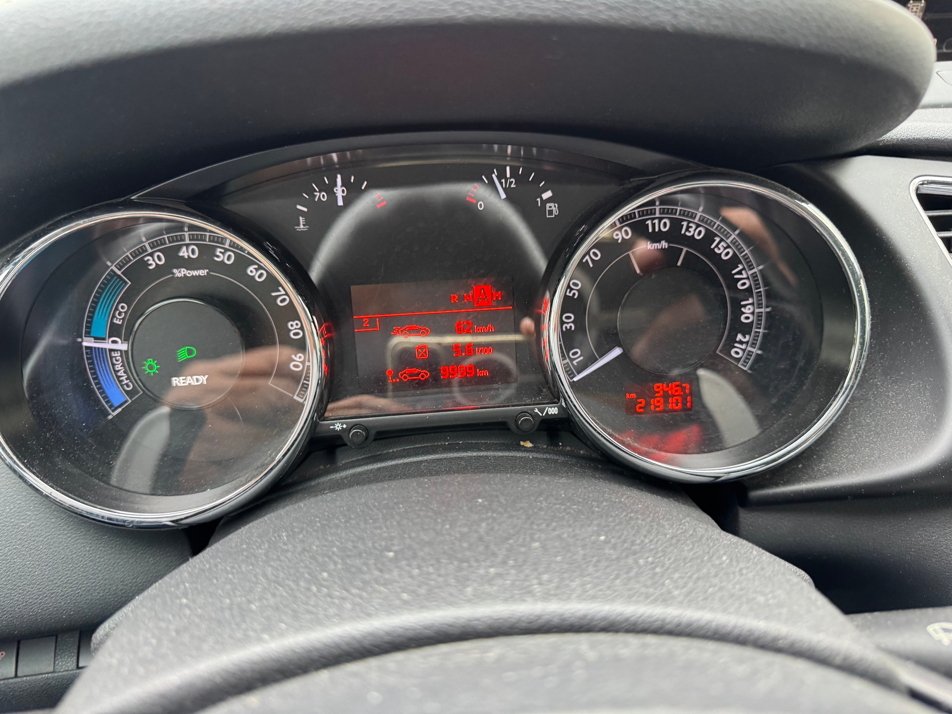 PEUGEOT 3008 HYbrid4 2.0 HDI EGS6-image-9