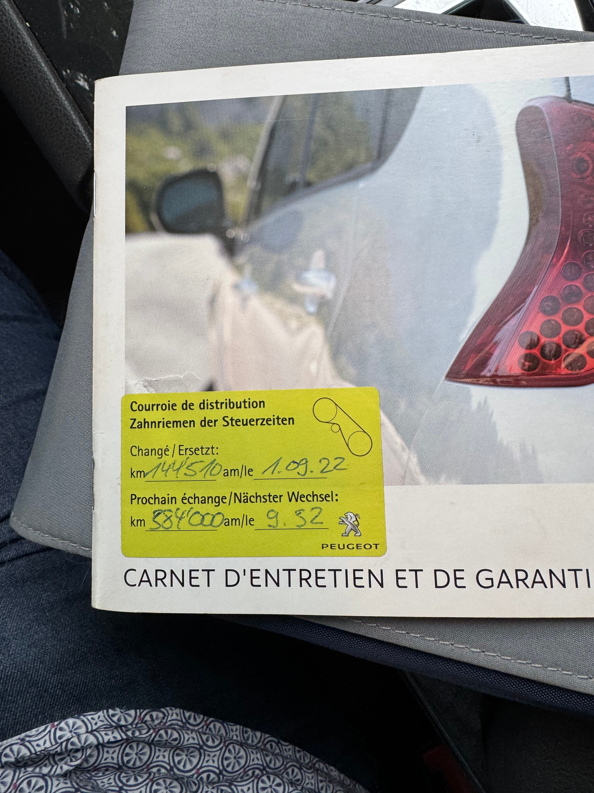 PEUGEOT 3008 HYbrid4 2.0 HDI EGS6-image-8