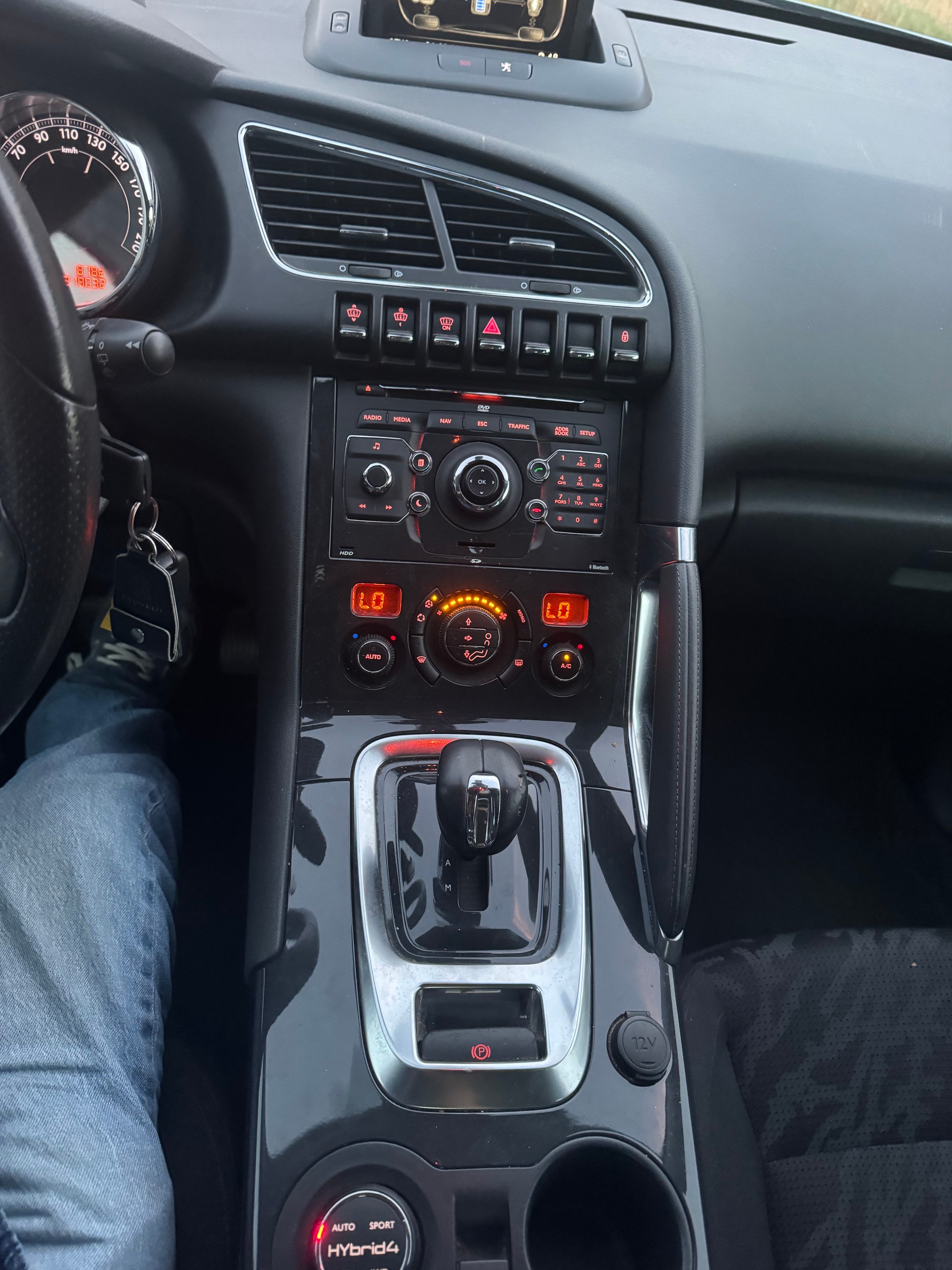 PEUGEOT 3008 HYbrid4 2.0 HDI EGS6-image-13