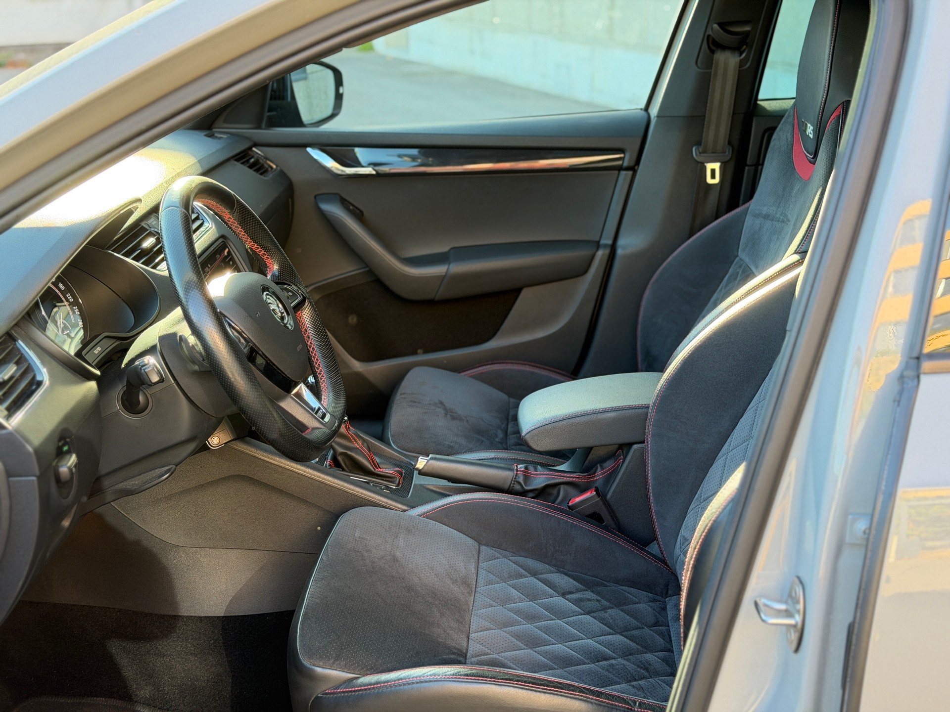 SKODA Octavia Combi 2.0 TDI RS DSG-image-15