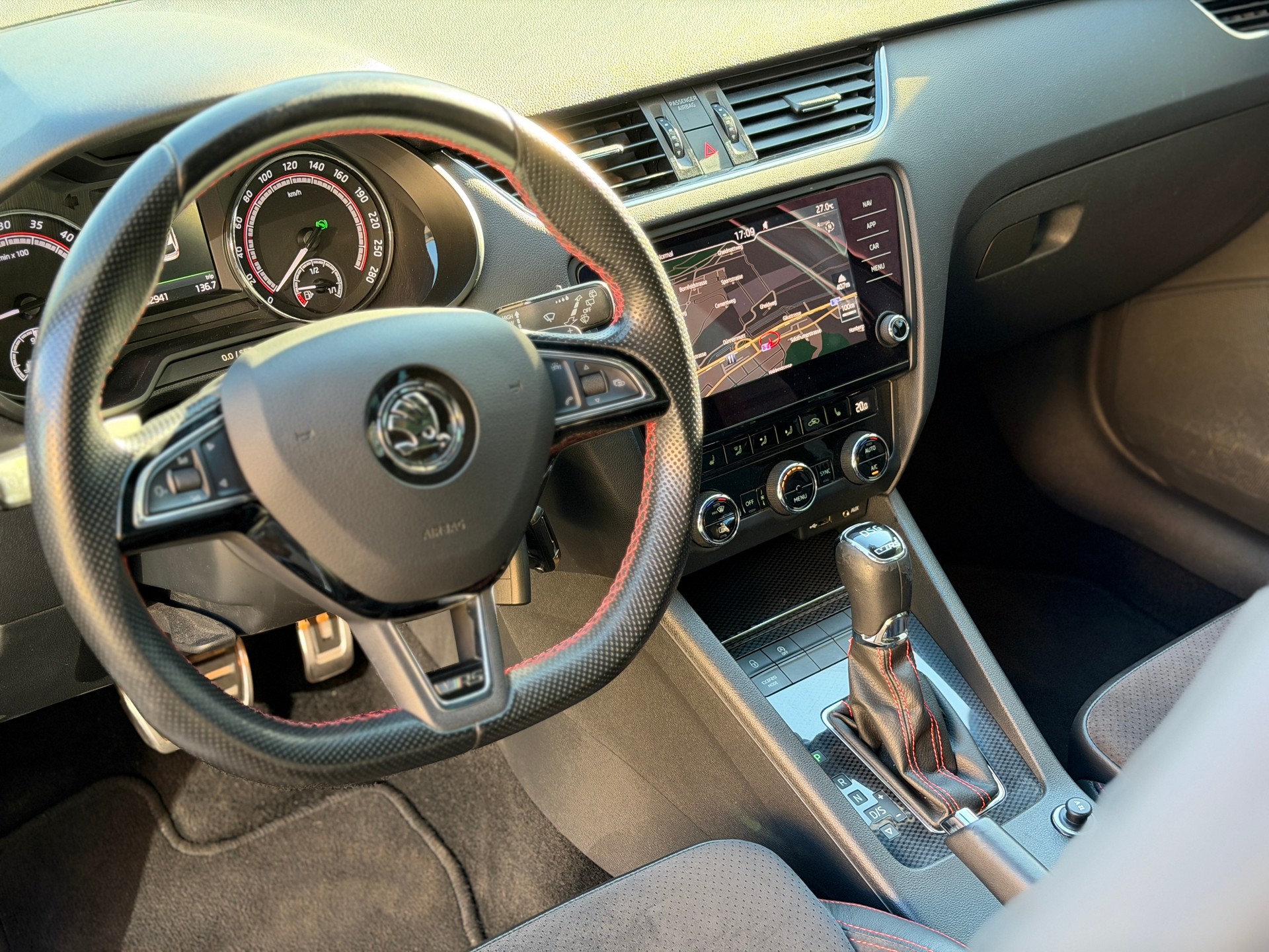 SKODA Octavia Combi 2.0 TDI RS DSG-image-13