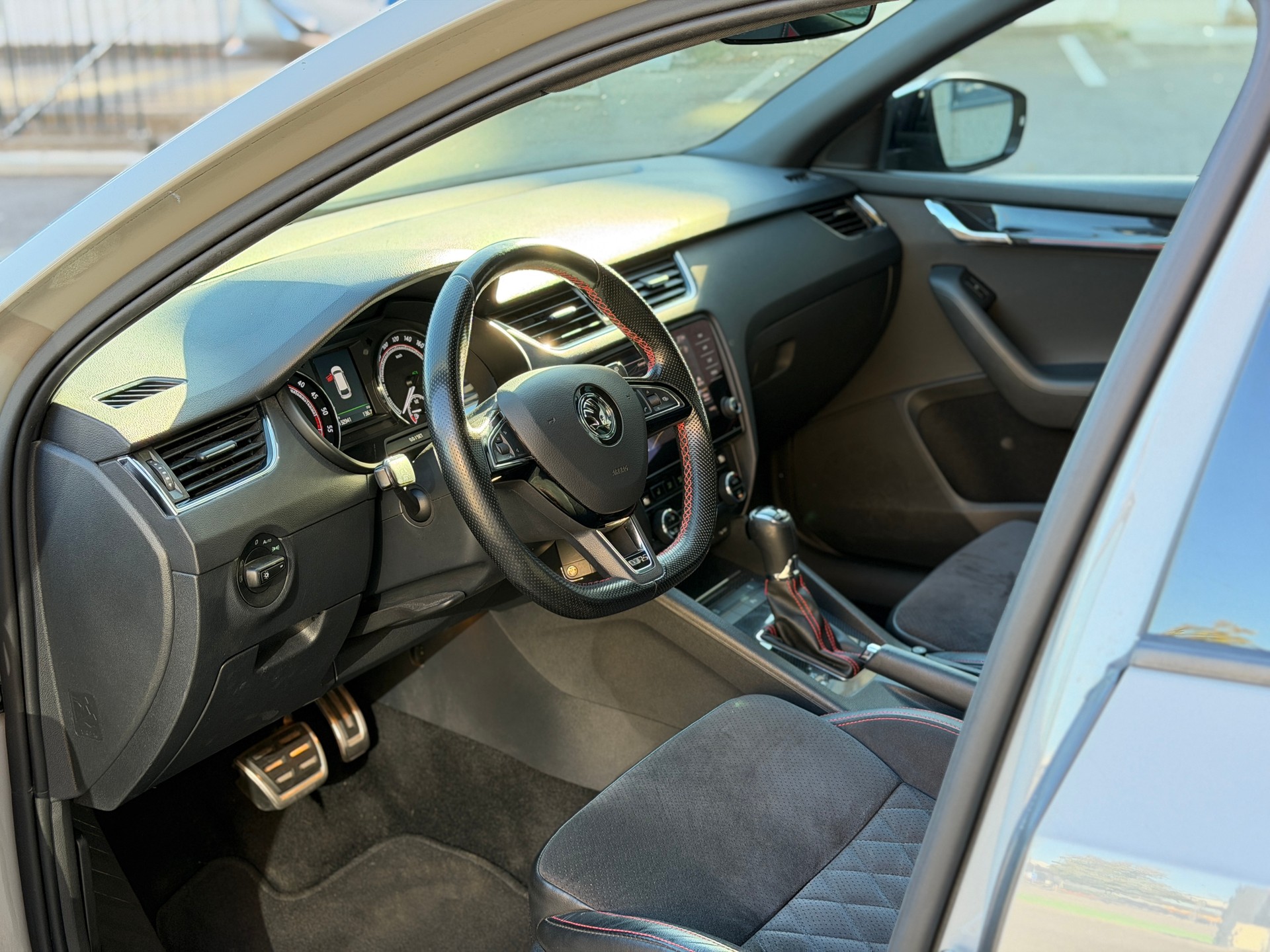 SKODA Octavia Combi 2.0 TDI RS DSG-image-10
