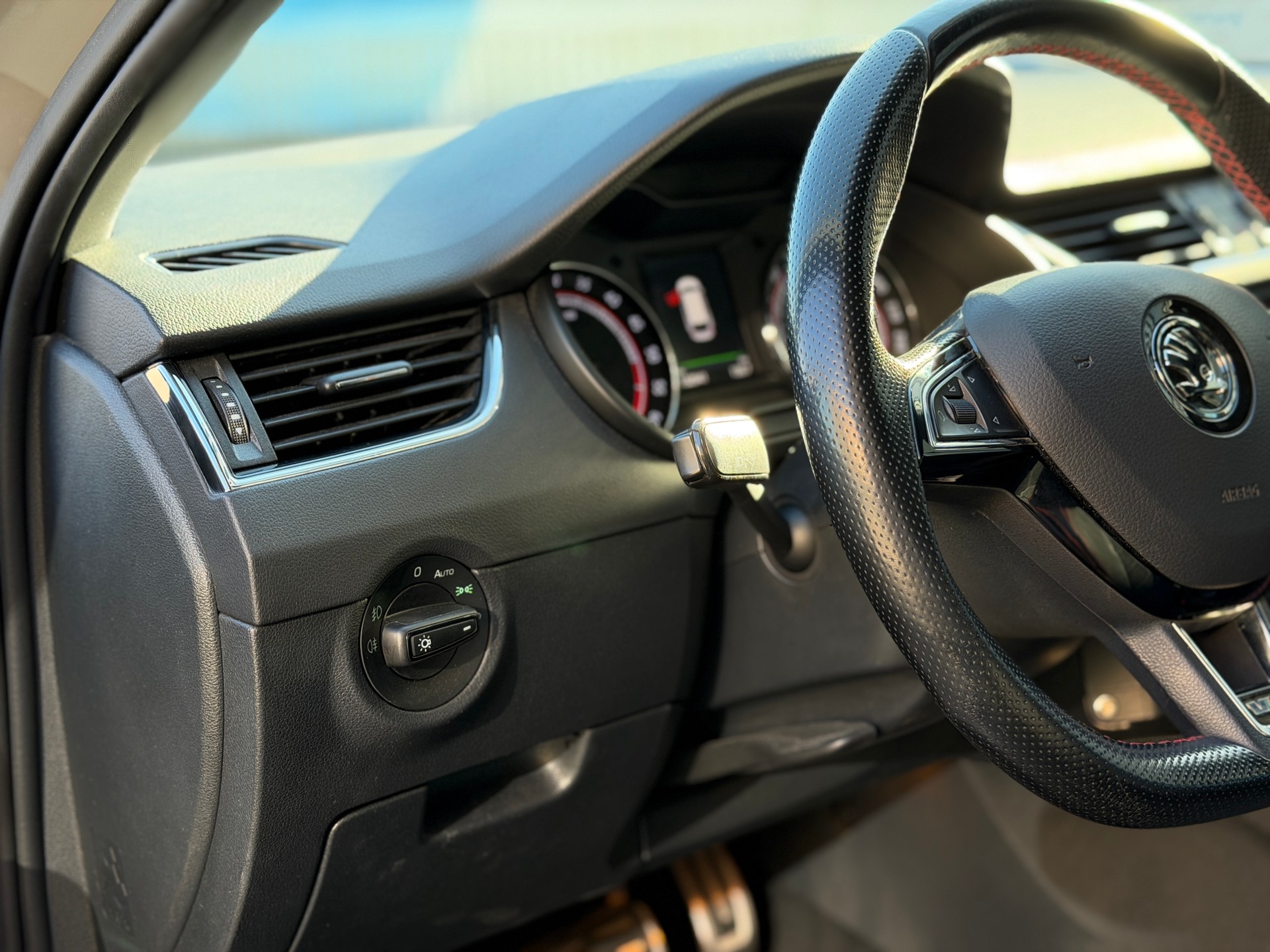 SKODA Octavia Combi 2.0 TDI RS DSG-image-14