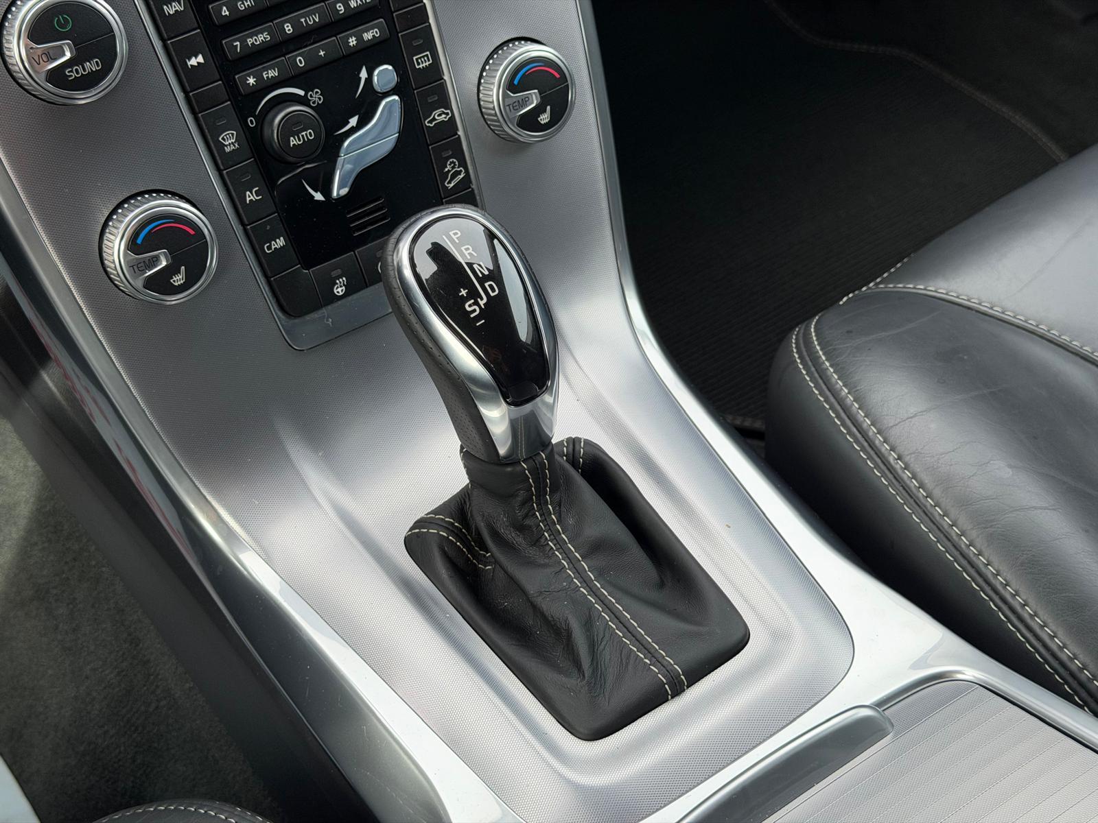 VOLVO XC70 2.4 D4 Classic Edition AWD-image-17
