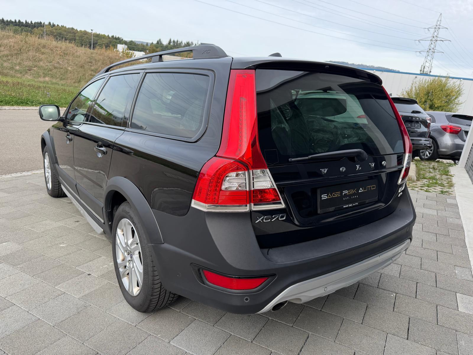 VOLVO XC70 2.4 D4 Classic Edition AWD-image-4