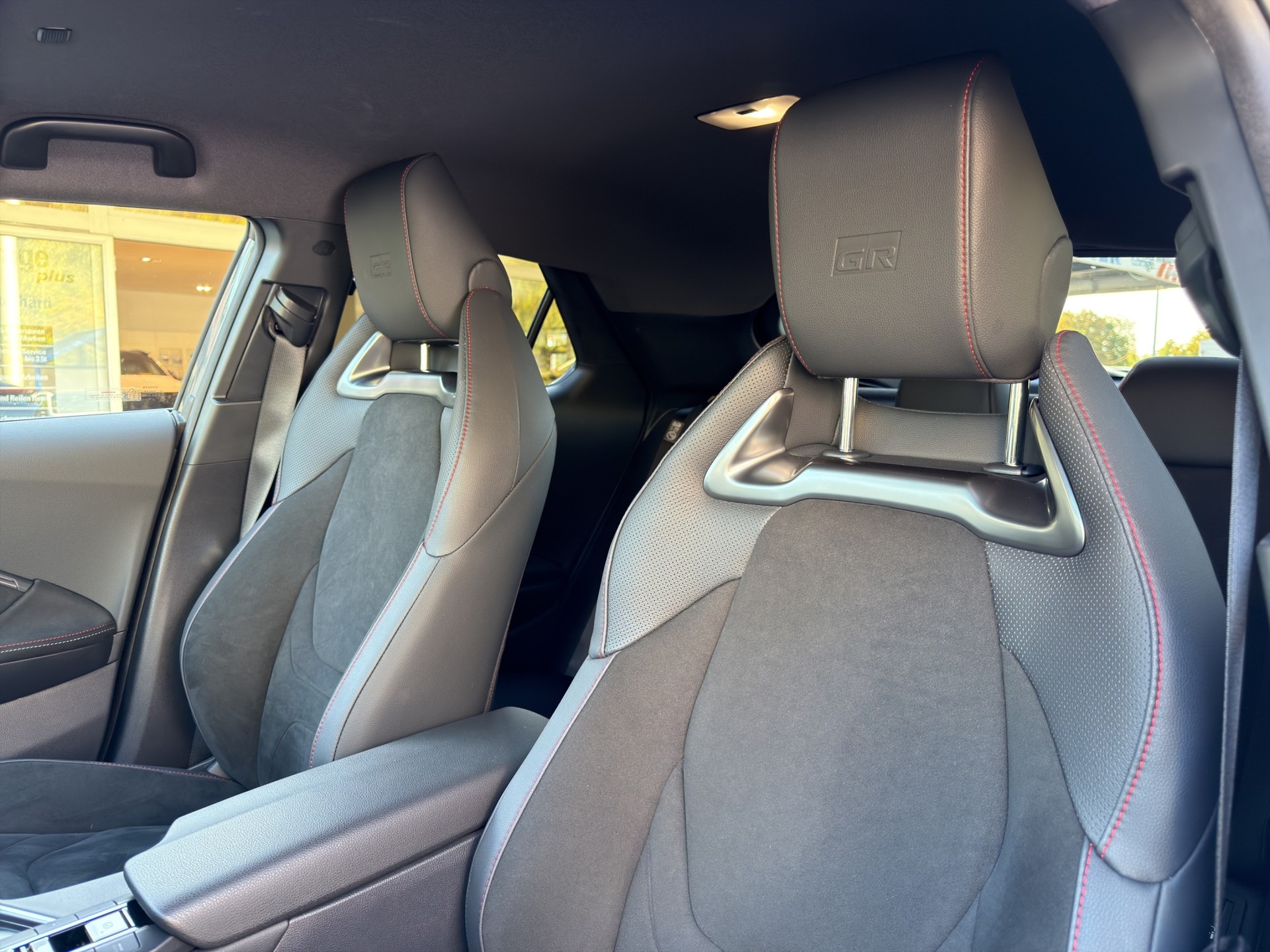 TOYOTA C-HR 2.0 PHEV GR Sport-image-12