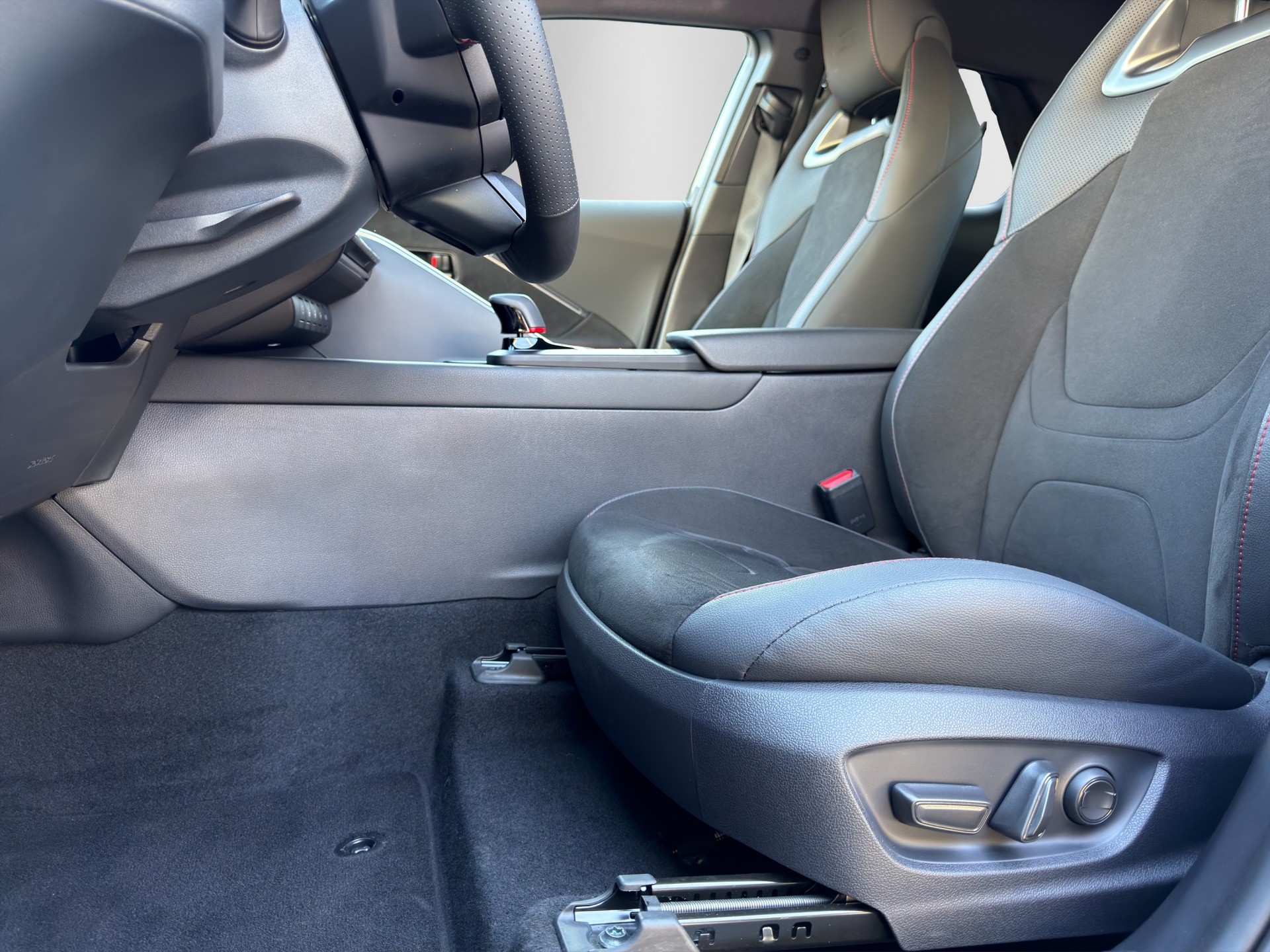 TOYOTA C-HR 2.0 PHEV GR Sport-image-11