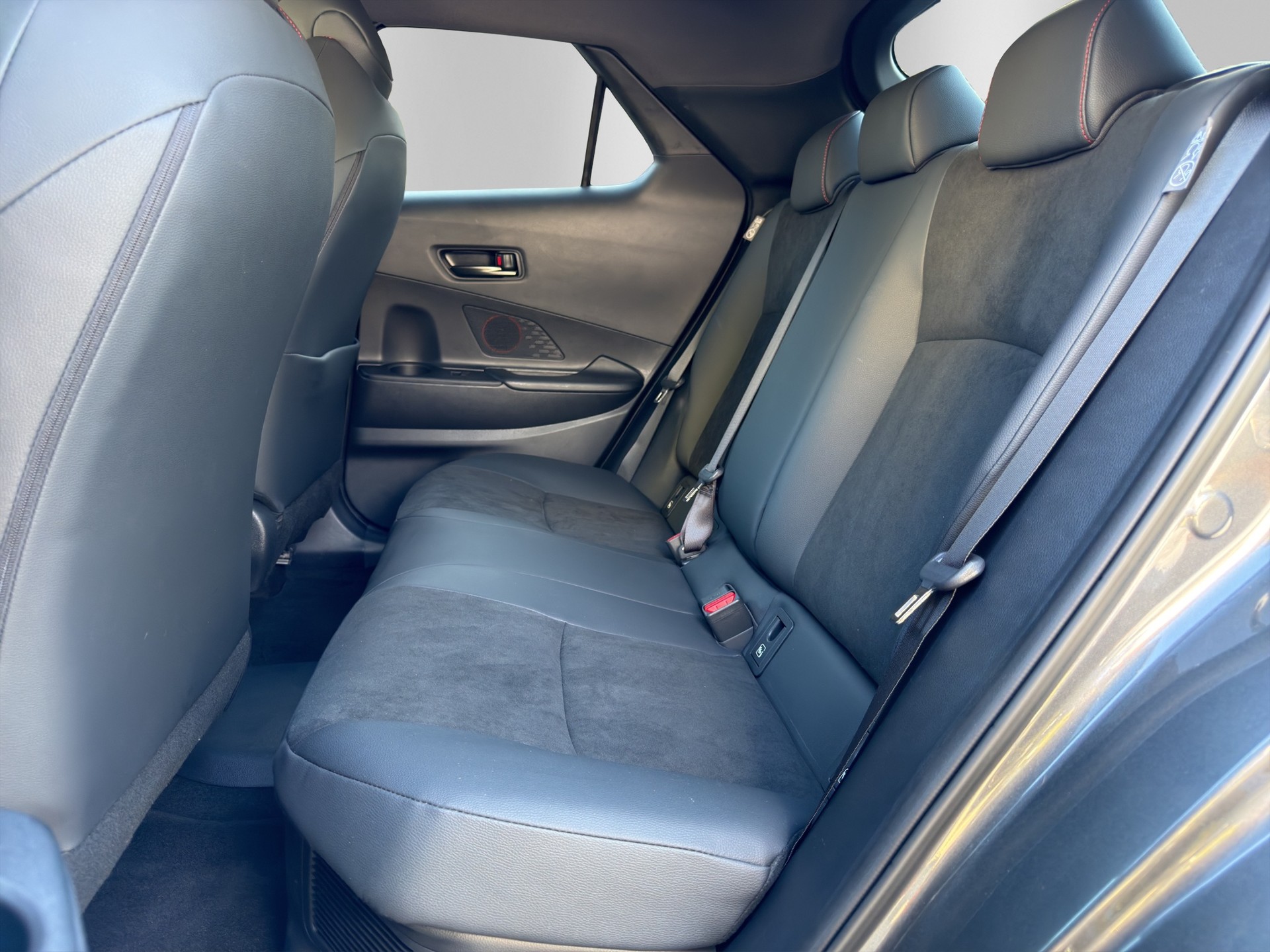 TOYOTA C-HR 2.0 PHEV GR Sport-image-10