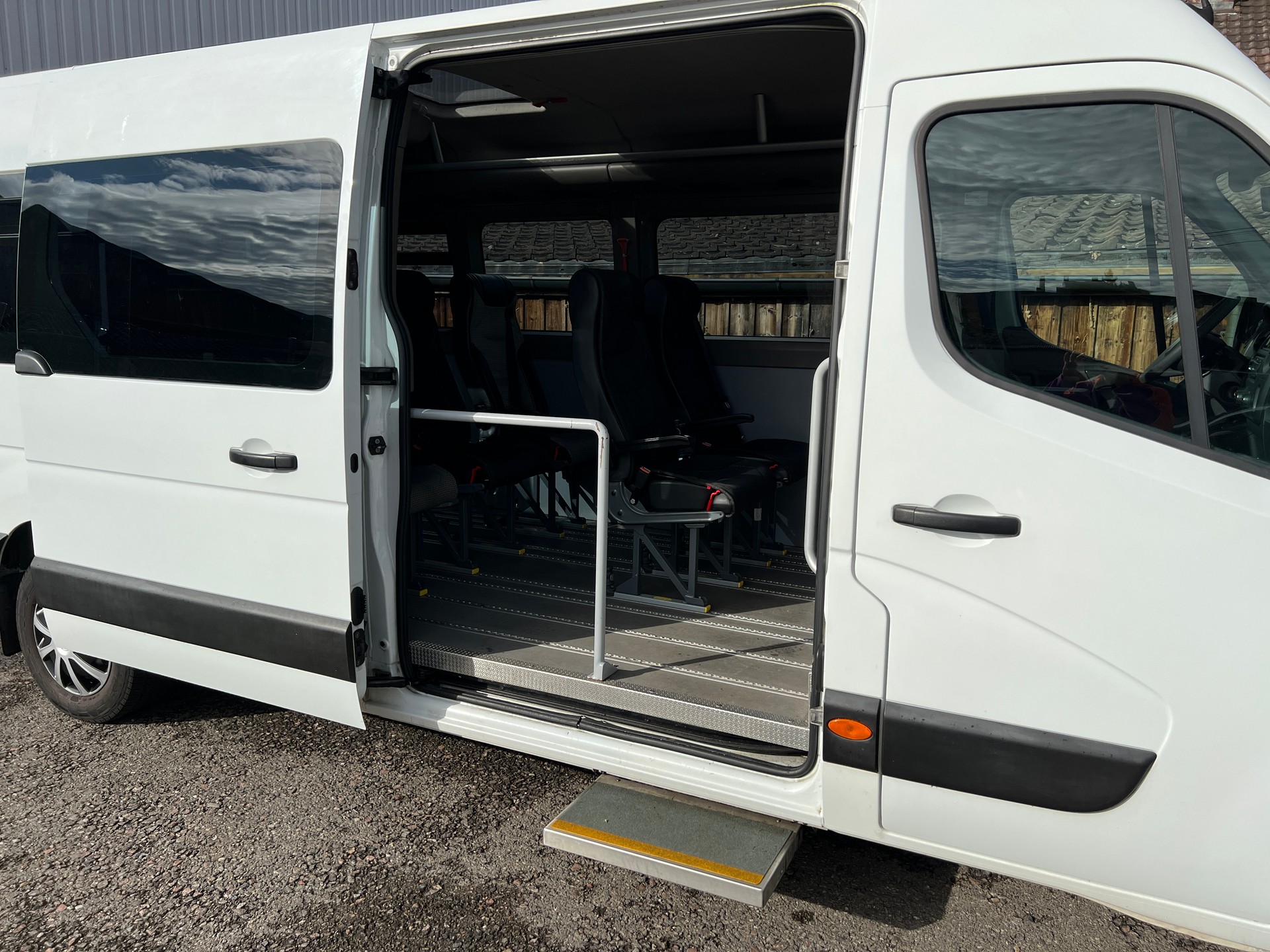 RENAULT Master 2.3dCi Bus 8 Plätze-image-9